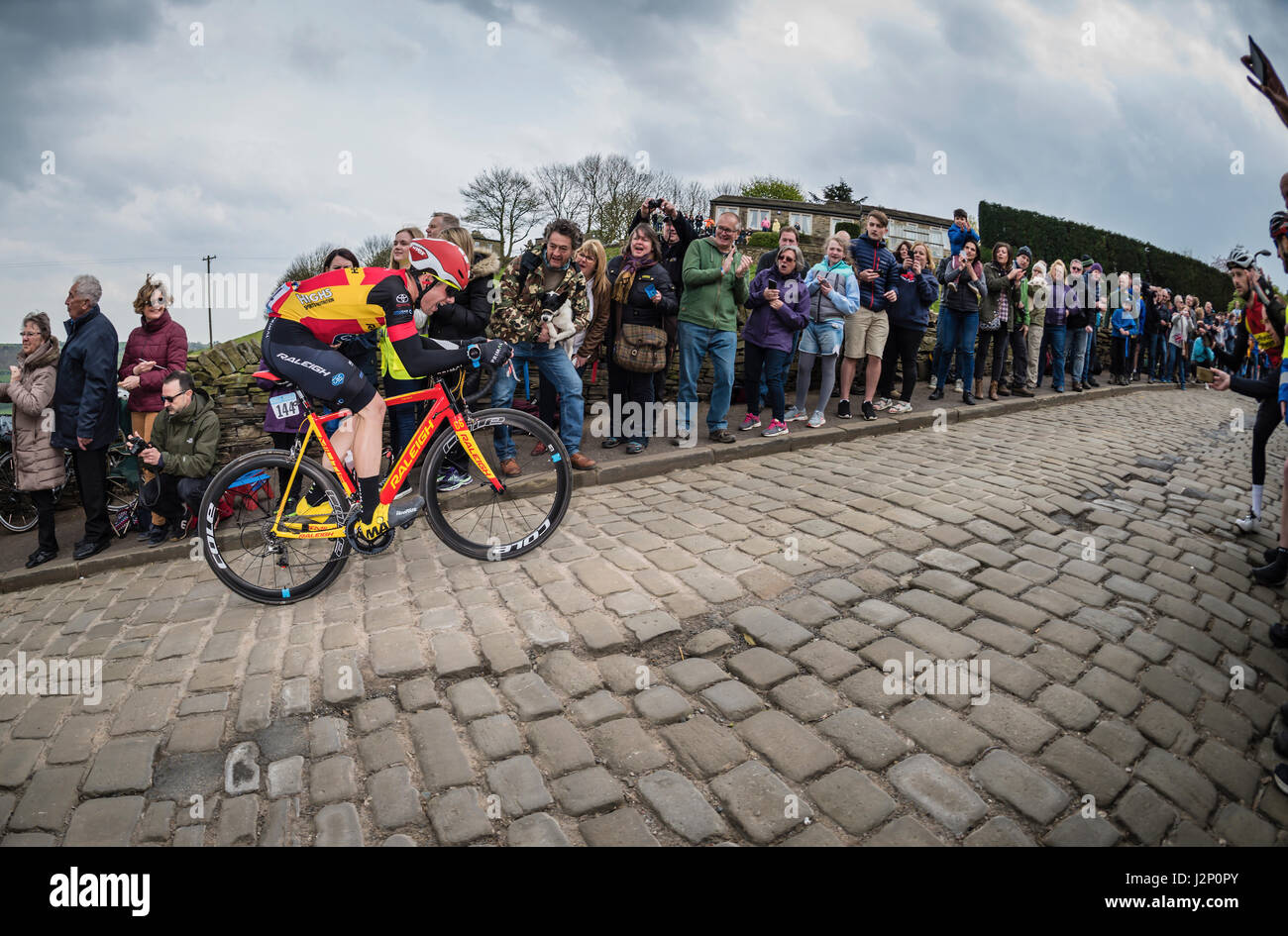 Shibden Wall, Halifax, Royaume-Uni. Apr 30, 2017. Tour de Yorkshire race cycle sur Halifax, Halifax, UK Wall Crédit : STEPHEN FLEMING/Alamy Live News Banque D'Images Shibden Wall, Halifax, Royaume-Uni. Apr 30, 2017. Tour de Yorkshire race cycle sur Halifax, Halifax, UK Wall Crédit : STEPHEN FLEMING/Alamy Live News Banque D'Images