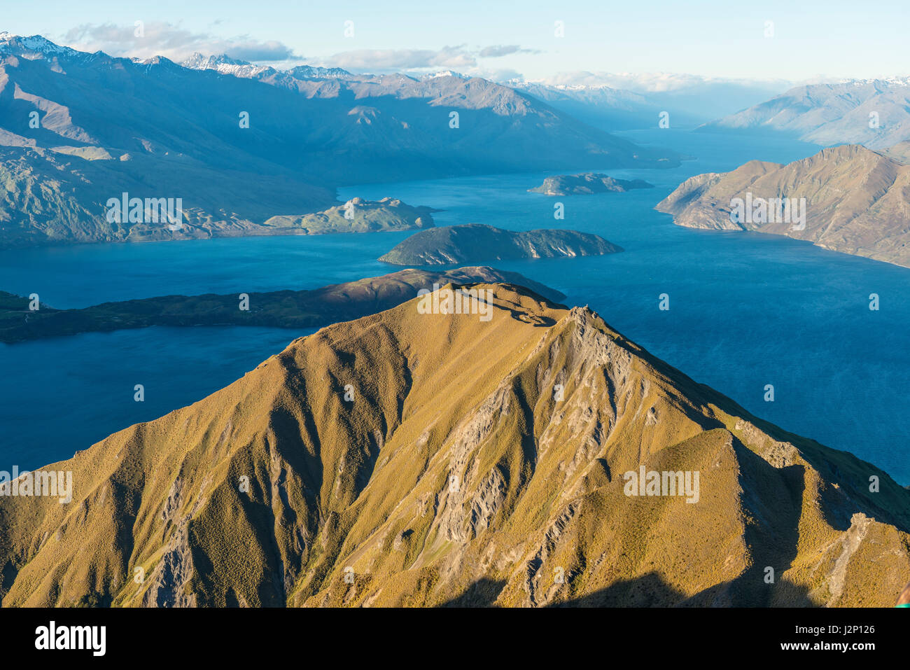 Sur les montagnes et le lac, Roys Peak, Lake Wanaka, Alpes du Sud, région de l'Otago, Southland, Nouvelle-Zélande Banque D'Images