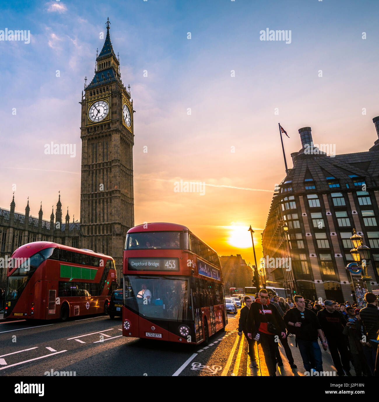 Bus à impériale rouge en face de Big Ben, Houses of Parliament, rétroéclairé, Coucher de soleil, City of Westminster, London, région de London Banque D'Images