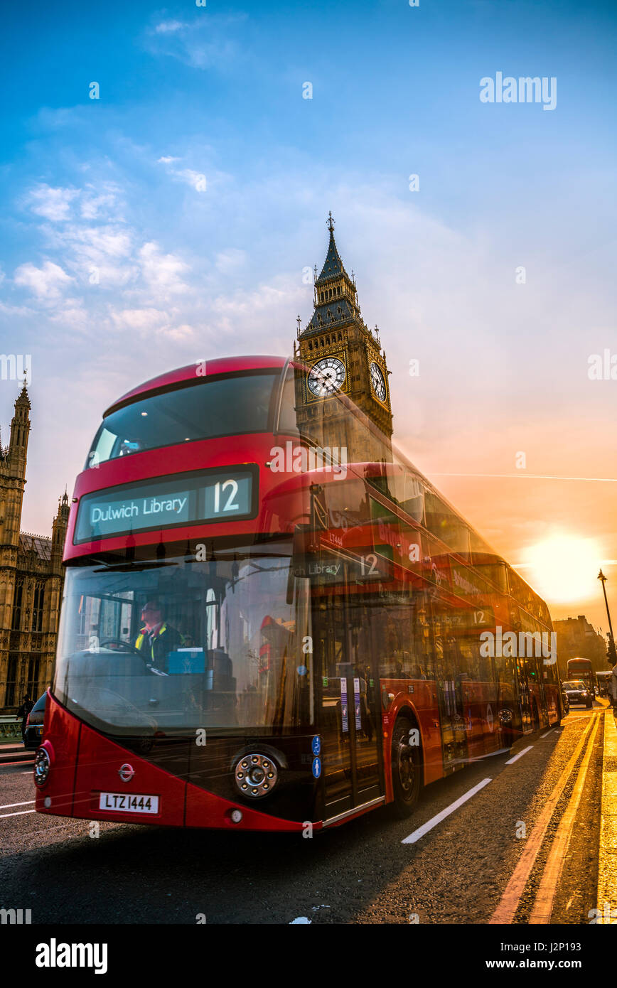 Bus à impériale rouge en face de Big Ben, Houses of Parliament, rétroéclairé, Coucher de soleil, City of Westminster, London, région de London Banque D'Images