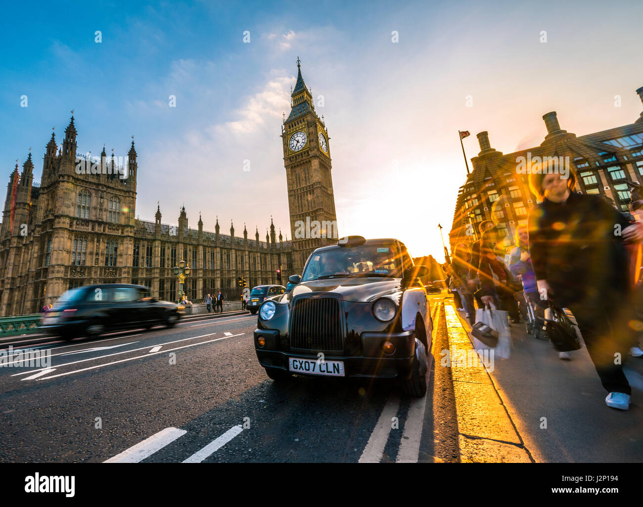 Black taxi en face de Big Ben, Houses of Parliament, Westminster Bridge, Coucher de soleil, rétroéclairé, City of Westminster, London Banque D'Images
