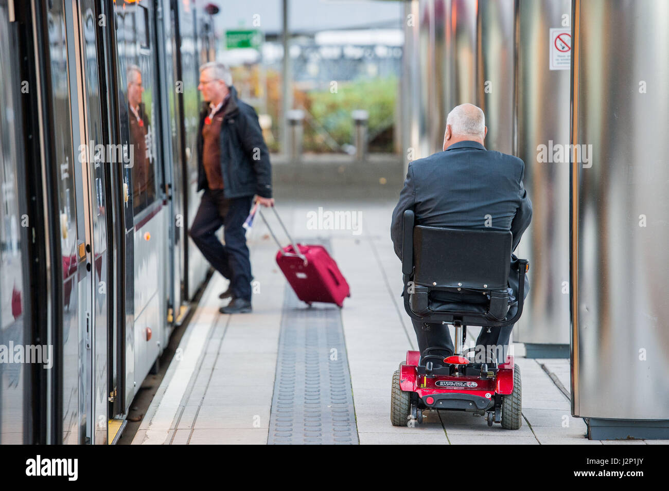 Transport pour Edimbourg, tramways, Mobility Scooter, Disability, George Deeks Banque D'Images