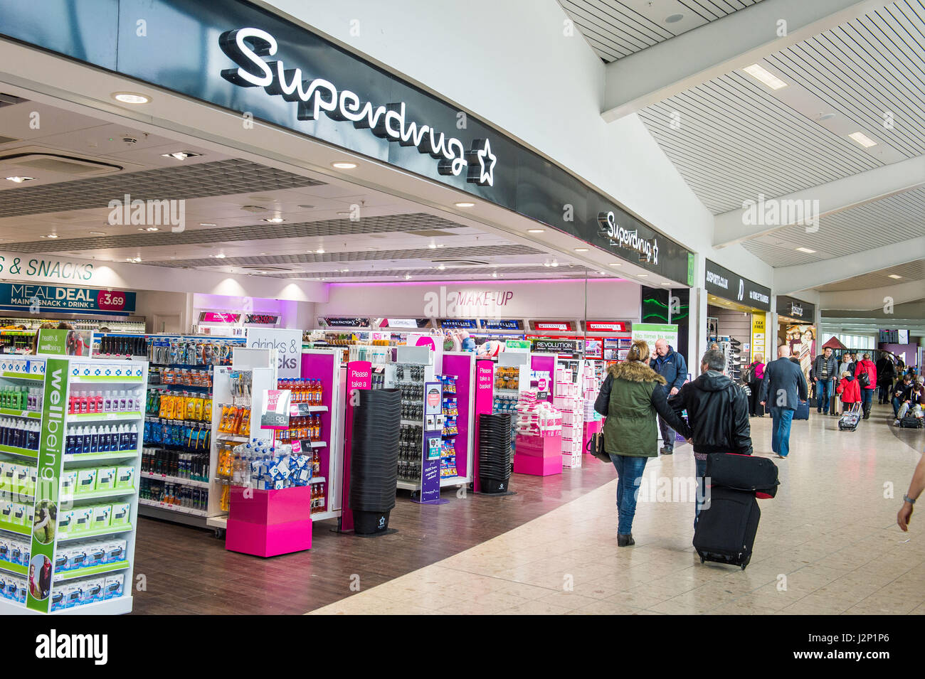 Ouverture de l'aéroport d'Edimbourg fêtez l'ouverture de quatre nouvelles unités de vente au détail, WH Smith, Supermed, JD Sports et Accessoriz Banque D'Images