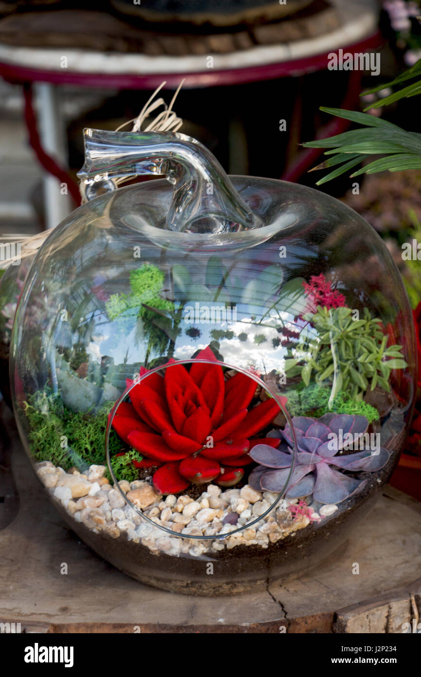 Le pot de fleurs en verre avec de belles fleurs en faux il Photo Stock -  Alamy