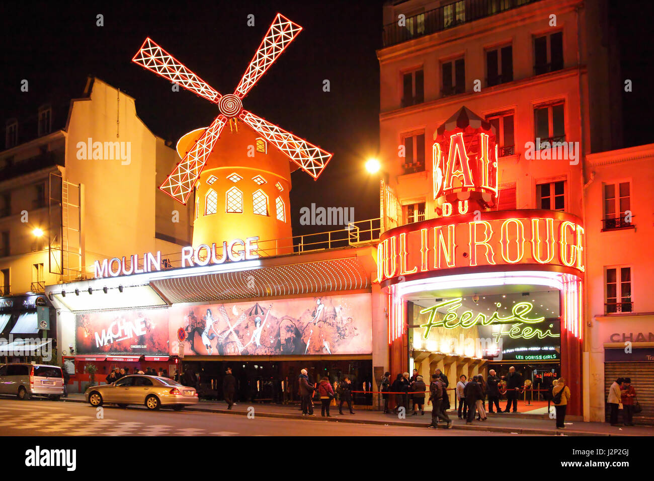 Paris, France - 04 mars 2011 : Le Moulin Rouge (Moulin Rouge cabaret) nuit à Paris, France Banque D'Images