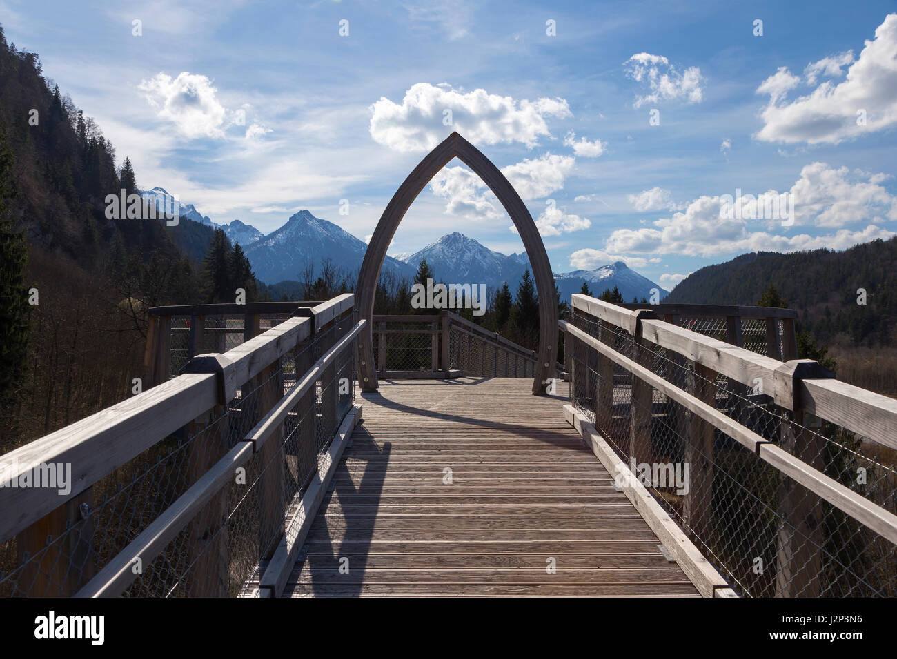 Pont en bois avec l'art pice arch contre beau massif et le fond de ciel bleu nuage moelleux, Autriche Banque D'Images