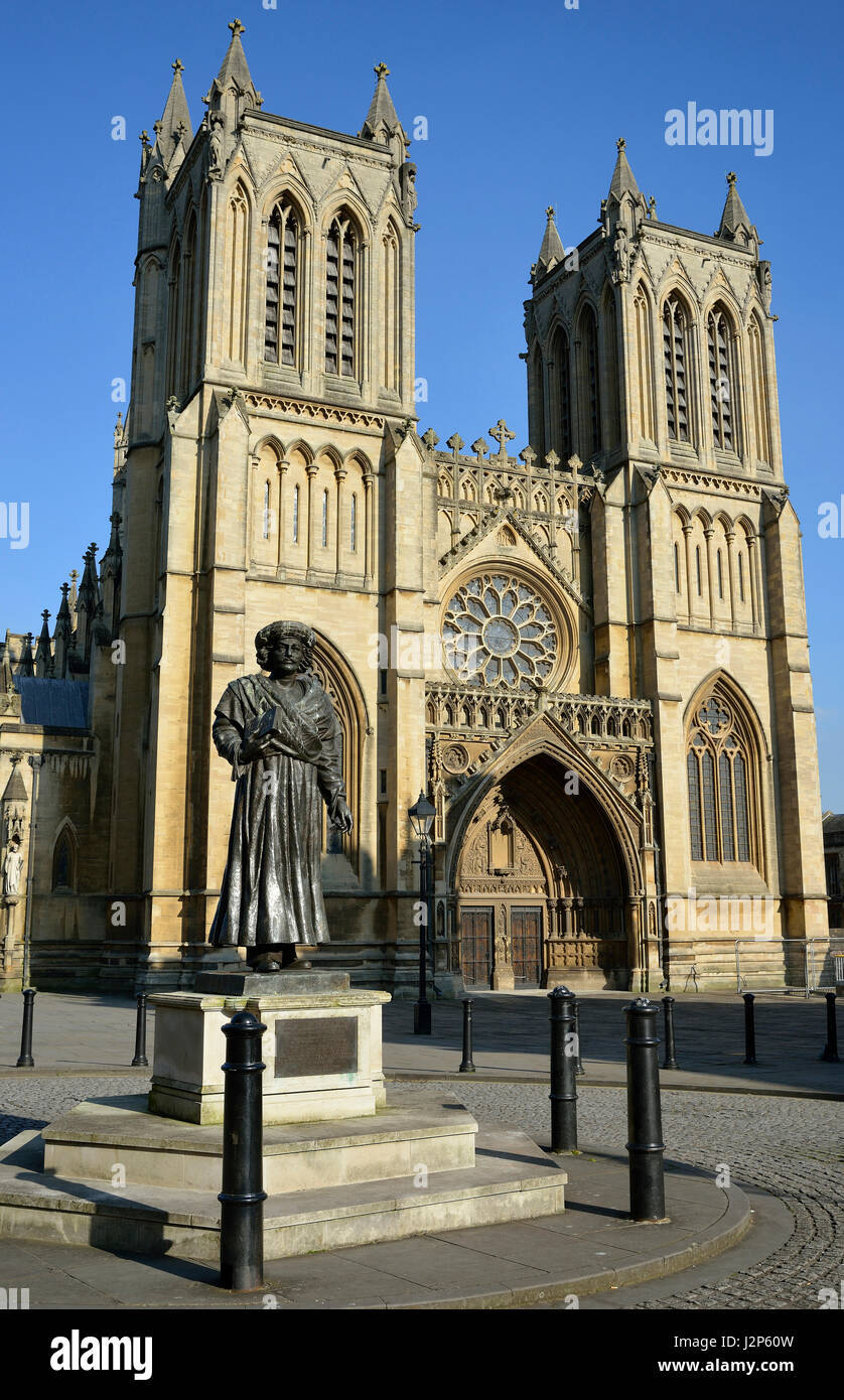 Raja Rammohun Roy Statue & West Tours de la cathédrale de Bristol, Bristol College Green, le père de la Renaissance indienne Raja Ram Mohan Roy Banque D'Images