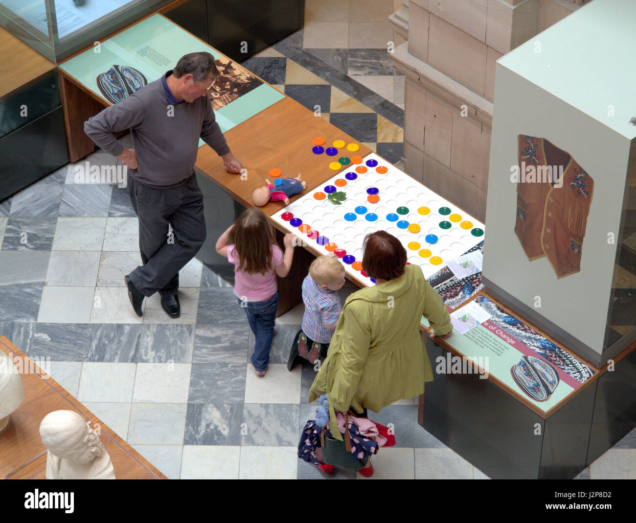 Glasgow Kelvingrove Museum and Art Galleries père mère et fille famille faisant puzzle Banque D'Images