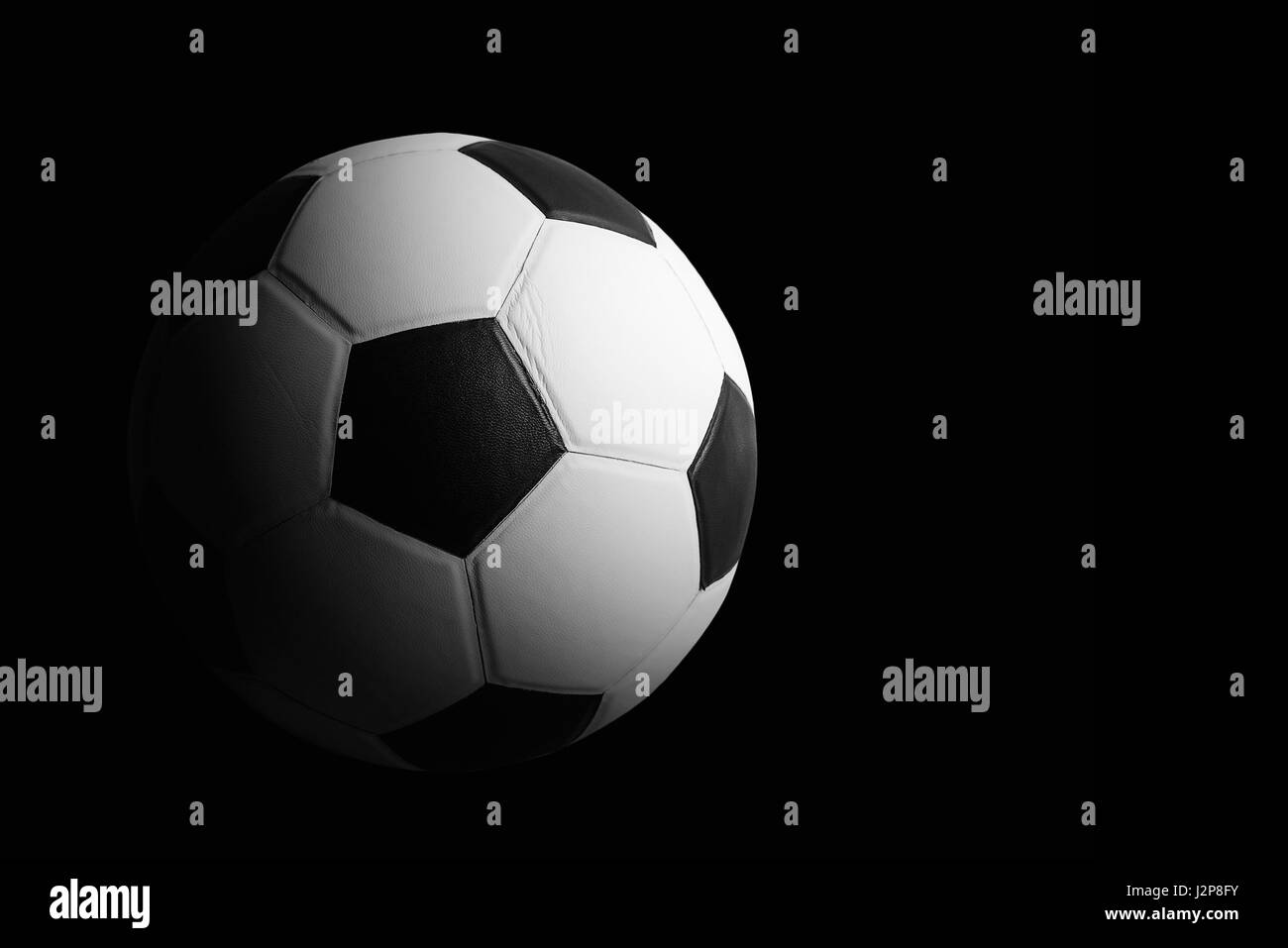 Ballon de soccer sur fond noir Banque D'Images
