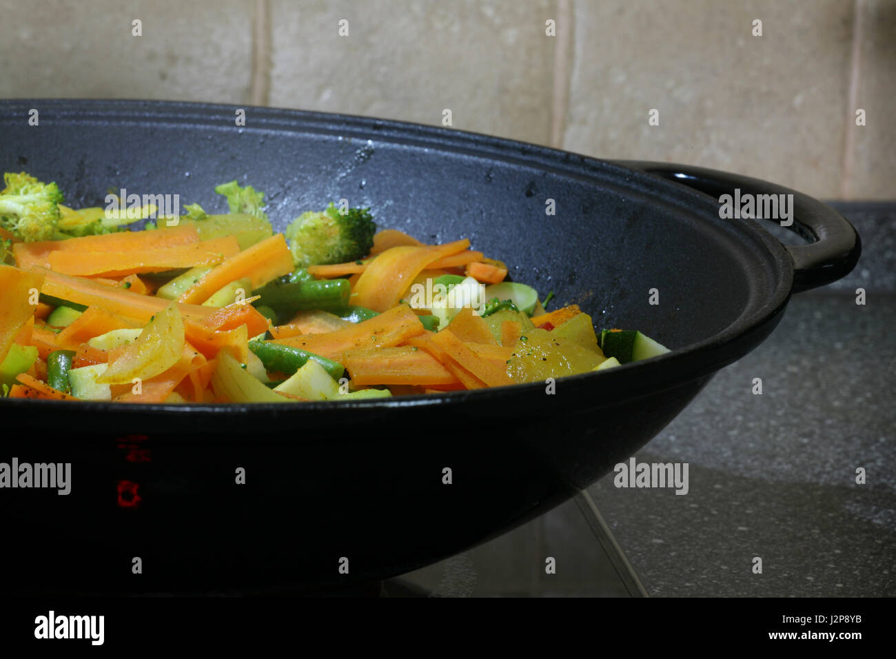 Légumes poêlés sur pan wok Banque D'Images