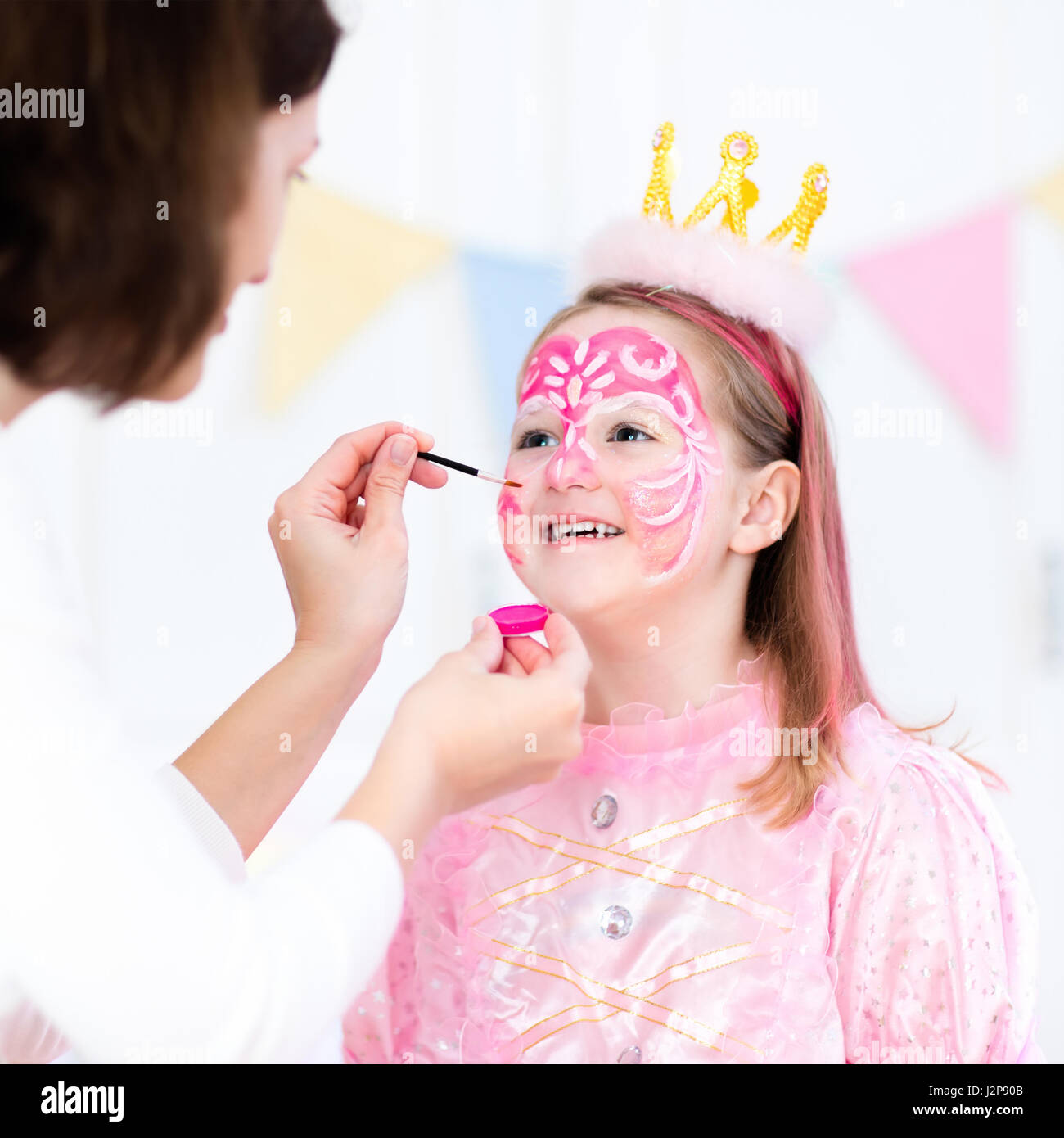 La Peinture Du Visage De Petite Fille Princesse Et Conte De Theme D Anniversaire Avec La Peinture Pour Le Visage De L Artiste Et Costume Pour Enfant D Age Prescolaire Enfants Celebrant Hallow Photo Stock La Peinture Du Visage De Petite Fille Princesse Et Conte De Theme D Anniversaire Avec La Peinture Pour Le Visage De L Artiste Et Costume Pour Enfant D Age Prescolaire Enfants Celebrant Hallow Photo Stock