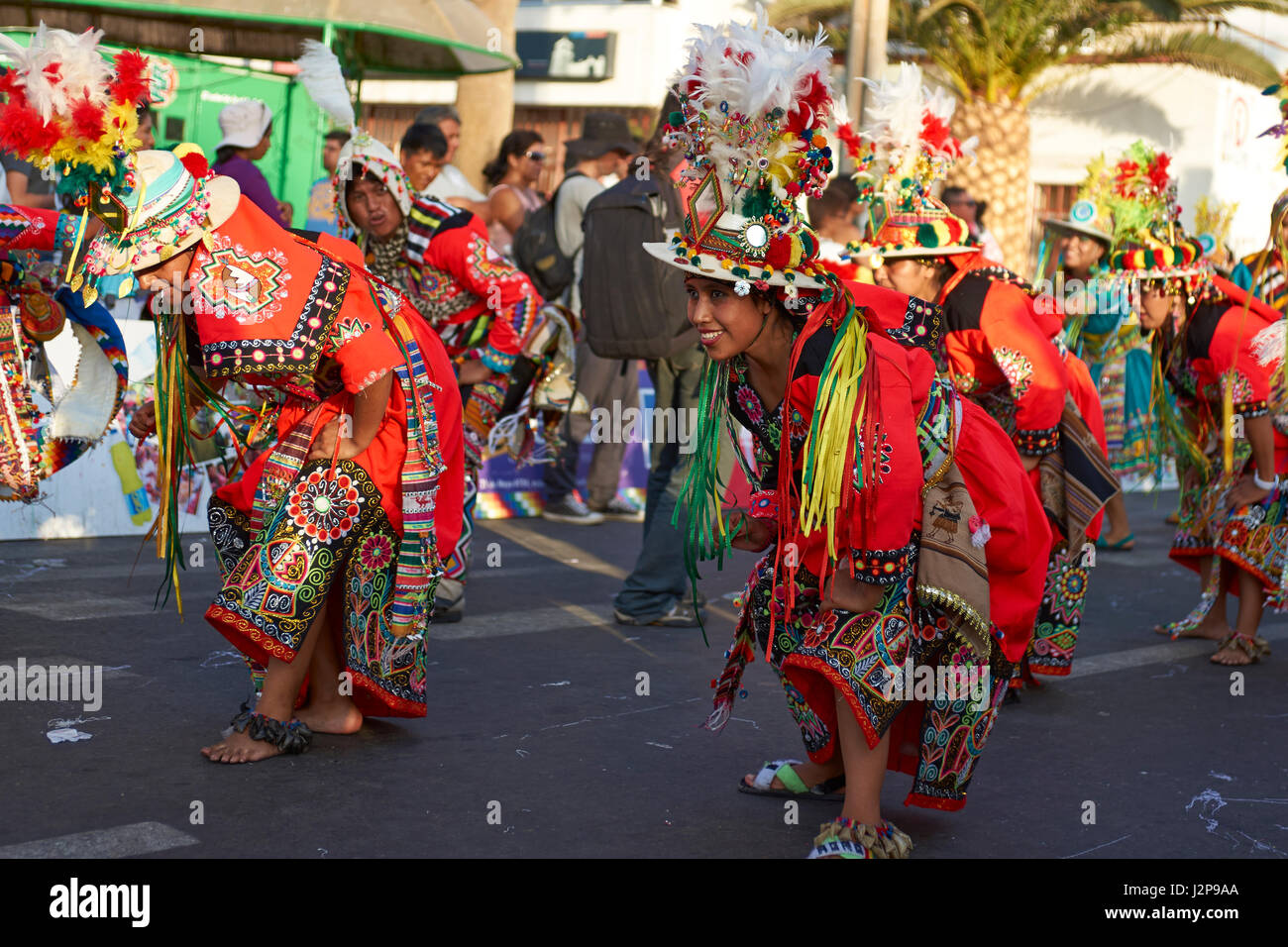 Groupe de danse de Tinkus habillés en costumes ornés d'effectuer une danse traditionnelle lors d'un défilé à l'carnaval annuel Andino con la Fuerza del Sol. Banque D'Images