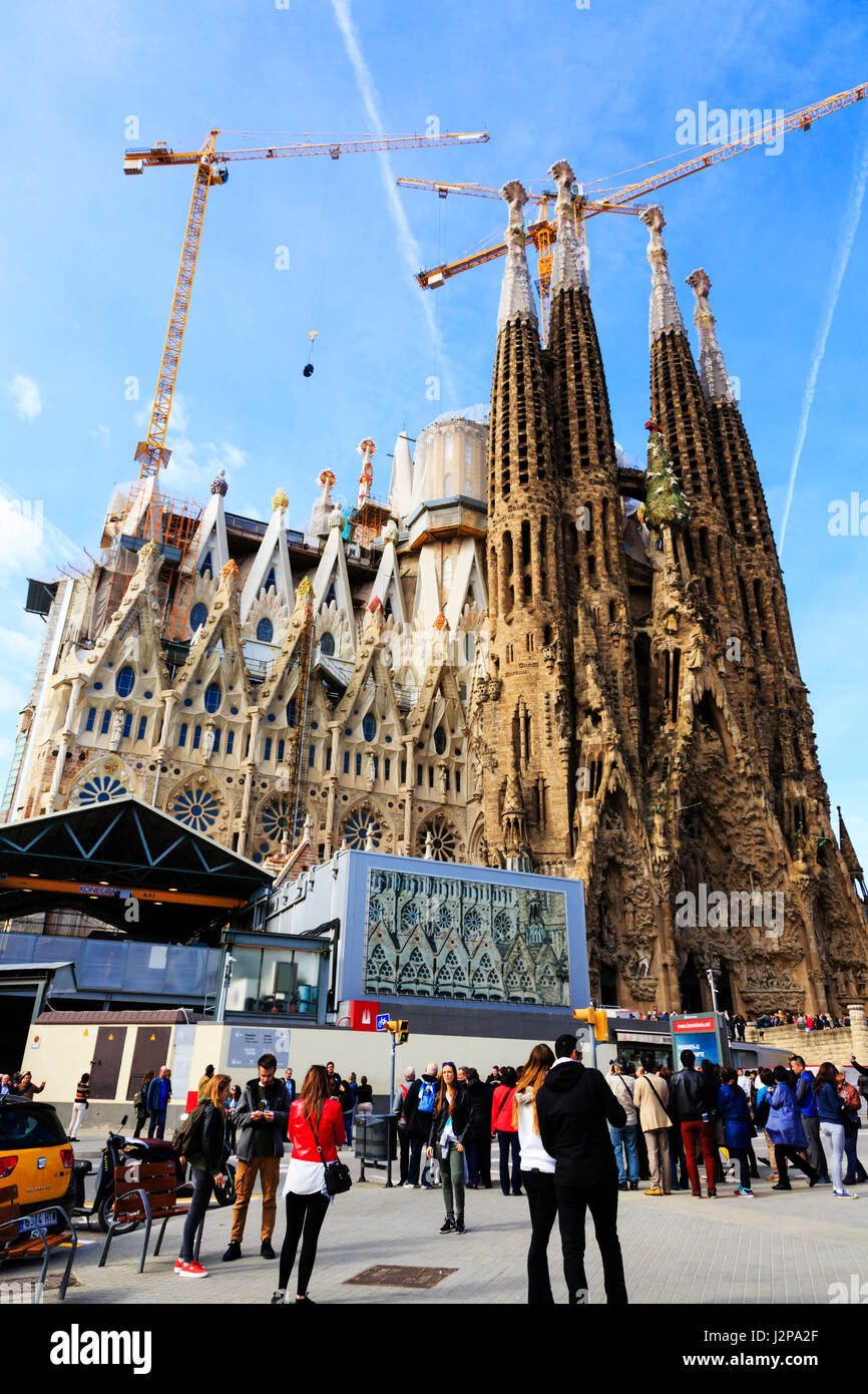 Attendre du touriste pour entrer Antoni Gaudí i Cornet, Gaudi, La Sagrada Familia Barcelone moderniste, basilique, Catalunya, Espagne. Banque D'Images