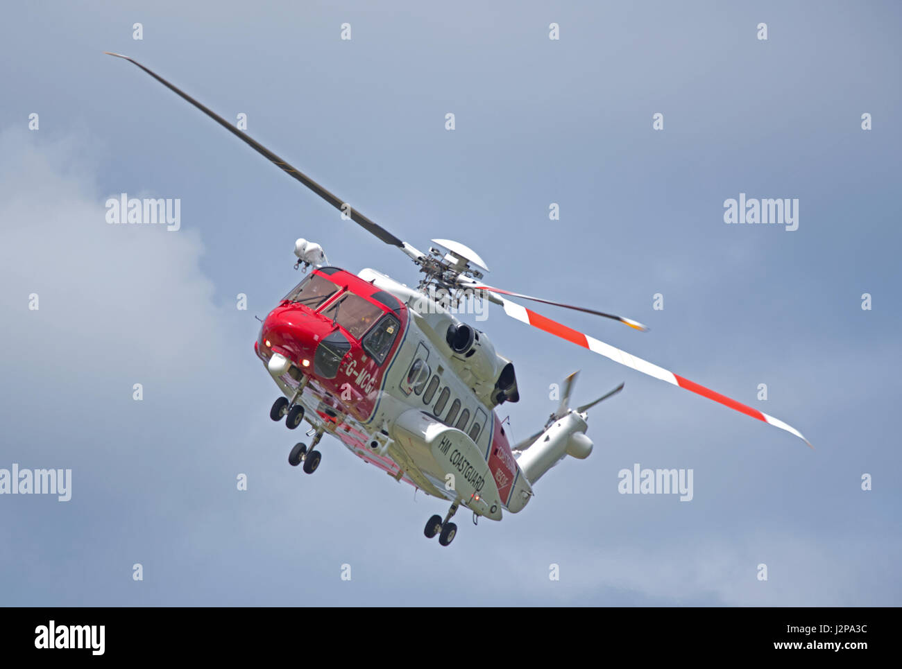 Au départ de l'hélicoptère des garde-côtes à la base d'accueil l'aéroport d'Inverness on call out. Banque D'Images Au départ de l'hélicoptère des garde-côtes à la base d'accueil l'aéroport d'Inverness on call out. Banque D'Images