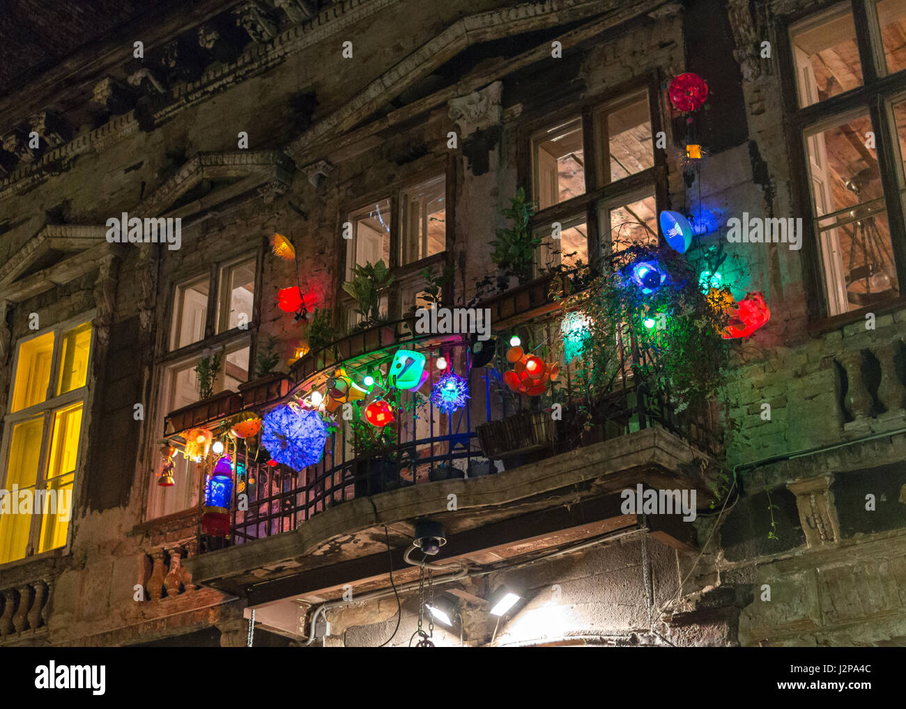 Le balcon décoré sur l'entrée de la pub Szimpla Kert ruin à Budapest, Hongrie Banque D'Images