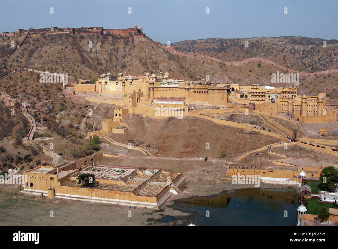 Vue panoramique du Fort Amber avec Jaigarh Fort assis sur la colline au-dessus de la périphérie de Jaipur au Rajasthan, Inde Banque D'Images