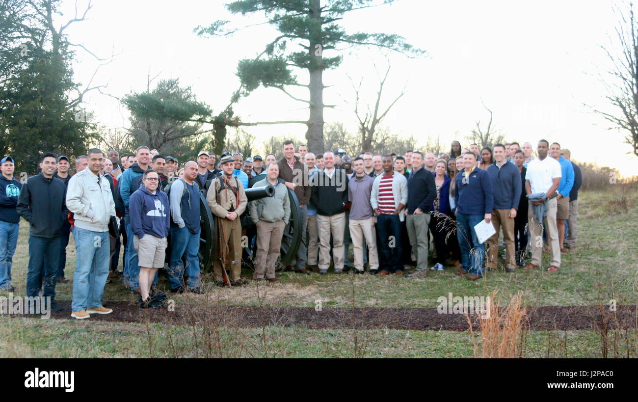 FREDERICKSBURG, en Virginie--18th Field Artillery Brigade pause leaders pour une photo au 1862 Bataille de Fredericksburg historic site le 18 janvier. Les dirigeants ont discuté de la doctrine militaire, d'inclure les fonctions de combat, les principes de la guerre, et les fondamentaux du commandement de mission à l'état-major de la brigade ride. (U.S. Photo de l'armée par le capitaine Thomas Devon, 18e Brigade d'artillerie de parution/Affaires publiques) Banque D'Images