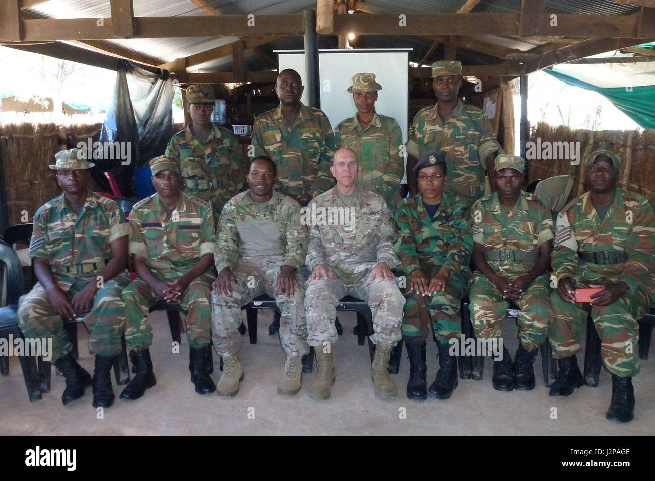 Aumônier (Col.) David Lile (au premier rang, au centre), l'Armée US Africa command aumônier, pose pour une photo de groupe avec l'armée zambienne et l'armée de l'air à l'aumônier de l'armée de Nankin centre de formation de bataille près de Lusaka, Zambie, 15 mars 2017. Lile et le Sgt. 1re classe George Butler, aussi attribué l'aumônier USARAF section basée à Vicenza, Italie, a parlé du soutien du cycle de déploiement et de la direction spirituelle et le développement des composants avec les aumôniers de la Zambie, qui s'apprêtaient à se déployer en République centrafricaine et au Soudan du Sud de soutenir les membres de service prolongé sur les missions de maintien de la paix. (Avec la permission de la p Banque D'Images