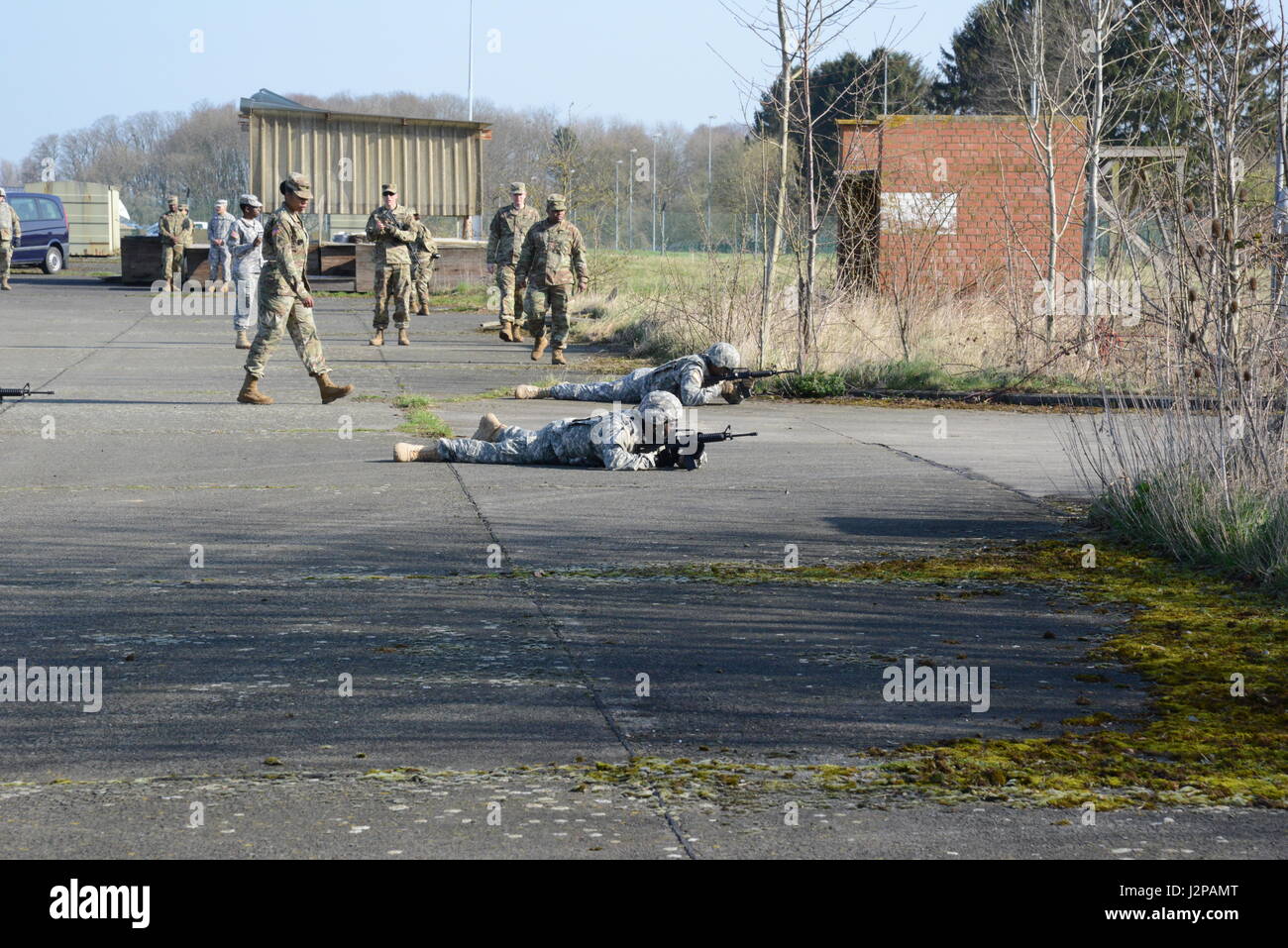 Les soldats américains du 39e Bataillon du signal, réagir à des tirs indirects au cours de la formation, commandant 22 mars 2017, la base aérienne de Chièvres, la formation locale. (U.S. Photo de l'armée par Visual Spécialiste de l'information Henri Cambier) Banque D'Images