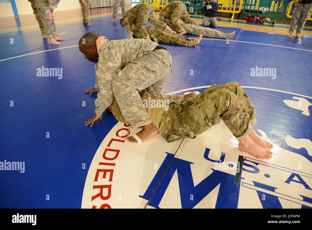 Des soldats américains affectés à des Forces alliées Nord bataillon, exécuter un exercice d'échauffement au cours de l'esprit combatif, ils réagissent au contact de niveau 1 de l'exercice, à la base aérienne de Chièvres, Belgique, le 24 mars 2017. (U.S. Photo de l'armée par Visual Spécialiste de l'information Pascal Demeuldre) Banque D'Images