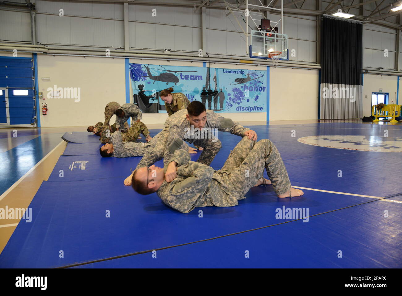 Des soldats américains affectés à des Forces alliées Nord bataillon, exécuter un exercice d'échauffement au cours de l'esprit combatif, ils réagissent au contact de niveau 1 de l'exercice, à la base aérienne de Chièvres, Belgique, le 24 mars 2017. (U.S. Photo de l'armée par Visual Spécialiste de l'information Pascal Demeuldre) Banque D'Images