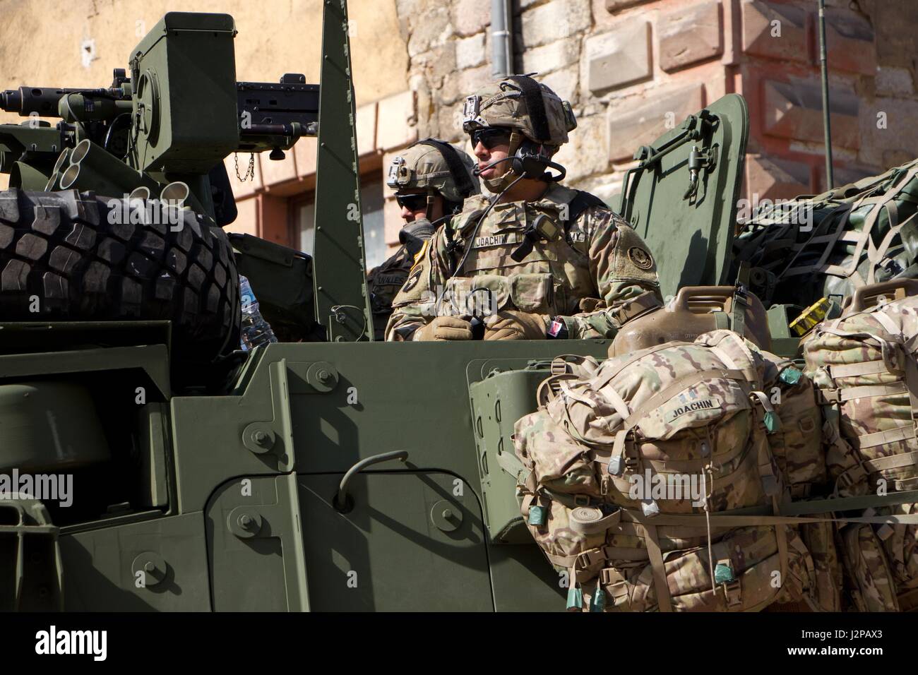 Le Sgt. Nathan Joachim (R), chef d'équipe, à partir de troupes Ghost, 2d, 2d de l'escadron de cavalerie de l'armée américaine, et son équipage sont prêts à déménager dans leur véhicule de combat Stryker le 26 mars 2017 à partir de Weissenfels, Allemagne après une exposition statique des véhicules. L'événement est un arrêt sur la route pour la Pologne, où l'Orzysz soldats participeront à une meilleure présence de l'avant. (Photo : Le s.. Jennifer Bunn, régiment de cavalerie 2d Affaires publiques) Banque D'Images