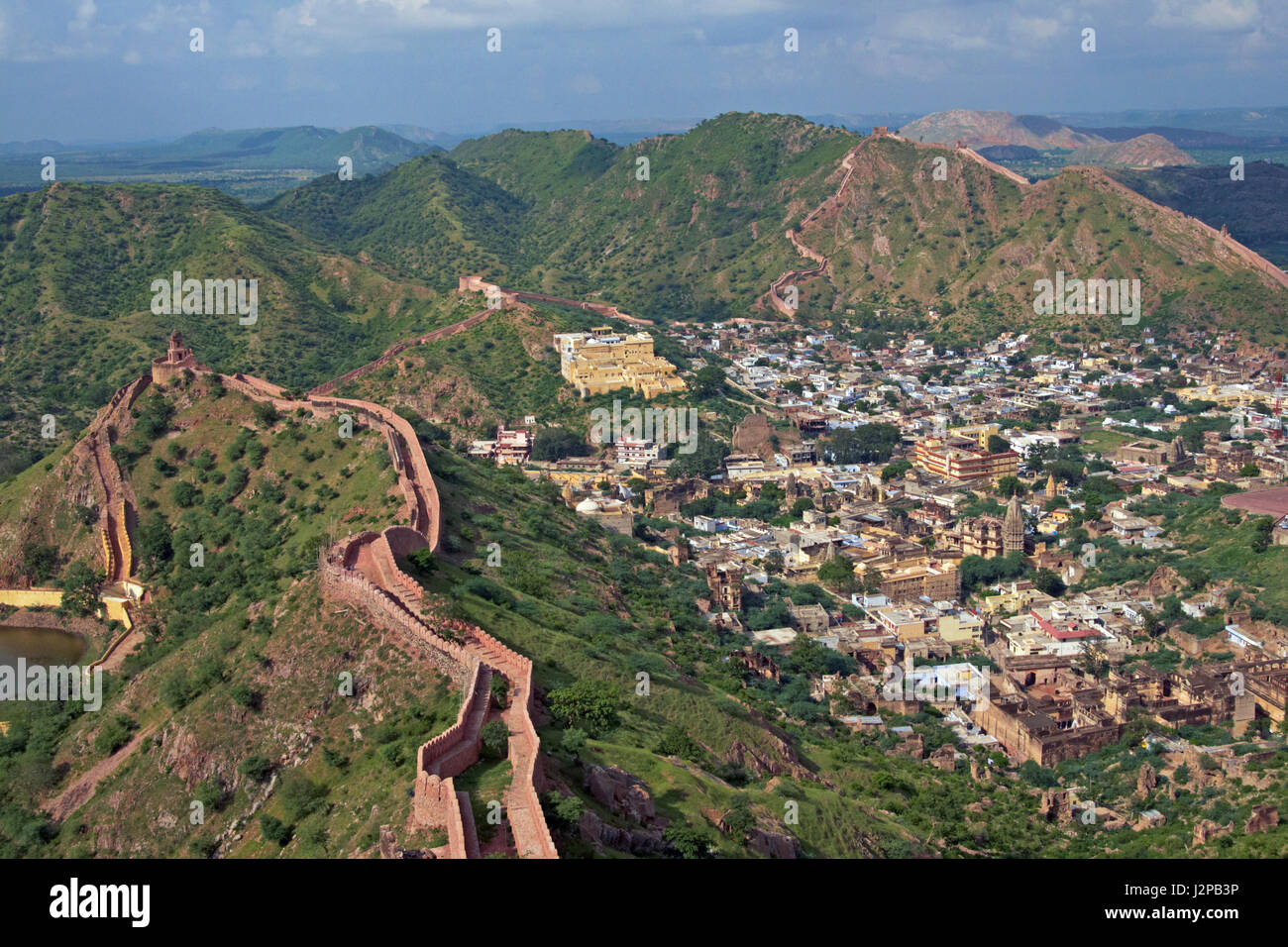 Ancien village de Amer entouré de collines vertes et des murailles fortifiées le long des collines. Près de Jaipur, Rajasthan, Inde. Banque D'Images