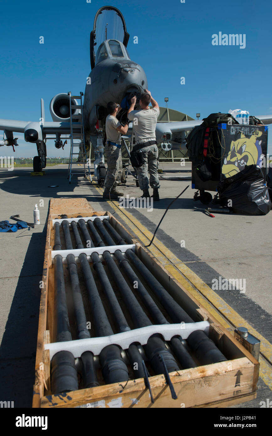 Le sergent de l'US Air Force. Doherty Stephans (à gauche) et l'Aviateur Nathaniel Awrey Senior, tant de la Force expéditionnaire du 447e Escadron de maintenance des aéronefs de l'armement des avions en systèmes aéronautiques, remonter un A-10 Thunderbolt II GAU-8/A canon rotatif Avenger 5 avril 2017, à la base aérienne d'Incirlik, en Turquie. Les sept canons sont inspectés pour s'assurer la fonctionnalité et sont remplacés après 30 000 tours sont tirés à travers eux. (U.S. Air Force photo par un membre de la 1re classe Devin M. Rumbaugh) Banque D'Images