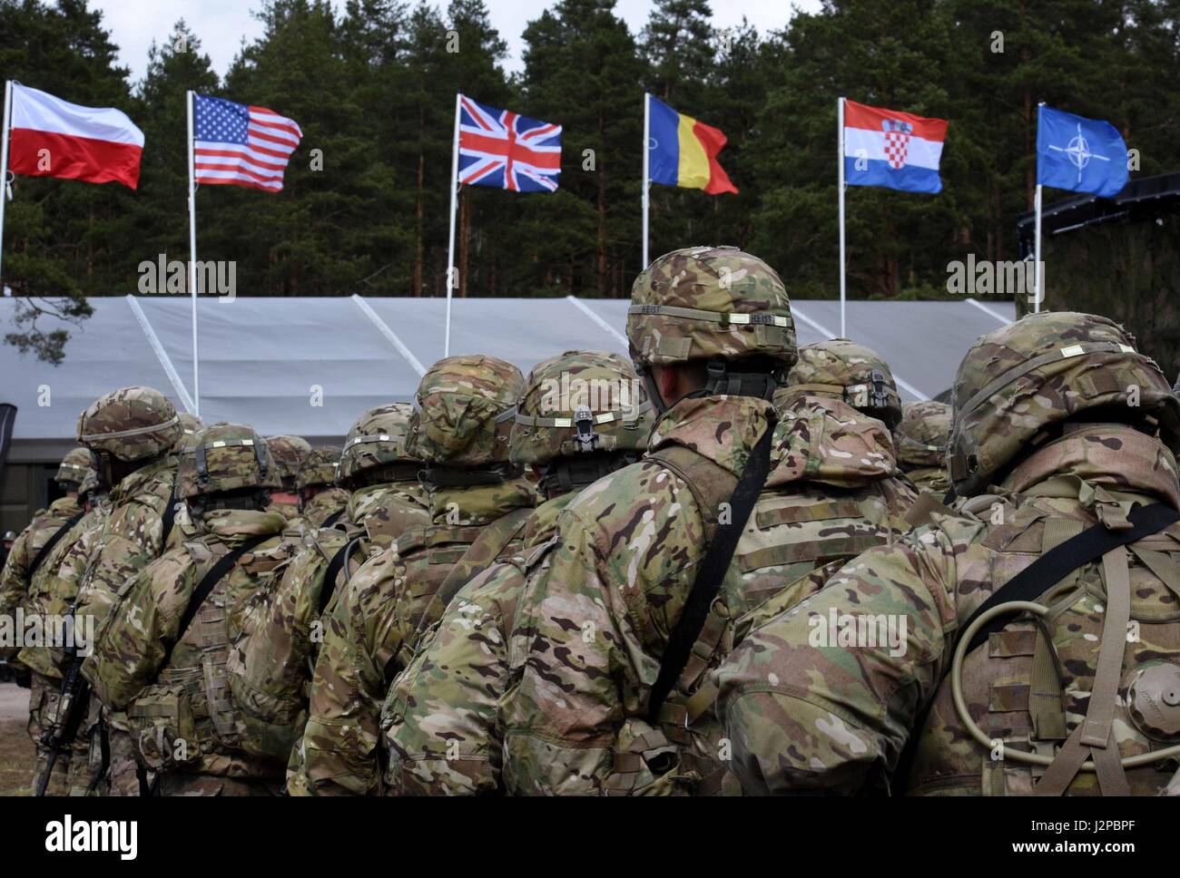 170413-N-AC979-017 ORZYSZ, Pologne (13 avril 2017) stand des soldats dans les rangs durant une cérémonie d'accueil pour une meilleure présence avancée (PEF) Pologne au centre de formation sur le terrain des forces terrestres. Pologne Groupe de combat se compose de soldats des États-Unis, Royaume-Uni, en Roumanie et en Pologne qui sont intégrées à l'armée polonaise, la 15ème Brigade Mécanisée. (U.S. Photo par marine Spécialiste de la communication de masse en chef Michael McNabb/libérés) Banque D'Images