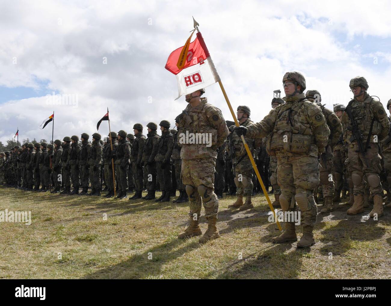170413-N-AC979-121 ORZYSZ, Pologne (13 avril 2017) stand des soldats dans les rangs durant une cérémonie d'accueil pour une meilleure présence avancée (PEF) Pologne au centre de formation sur le terrain des forces terrestres. Pologne Groupe de combat se compose de soldats des États-Unis, Royaume-Uni, et la Roumanie qui sont intégrées à l'armée polonaise, la 15ème Brigade Mécanisée. (U.S. Photo par marine Spécialiste de la communication de masse en chef Michael McNabb/libérés) Banque D'Images