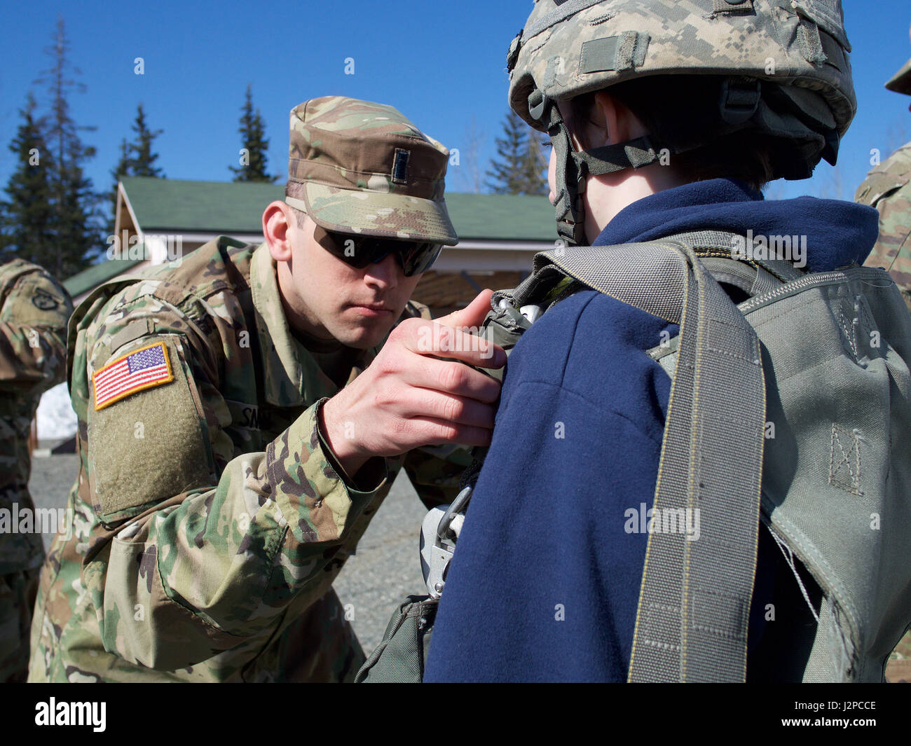 La 1ère Armée Le lieutenant Matthew Sneddon, 1er bataillon du 501ème Parachute Infantry Regiment et officier de l'air originaire de Fayetteville, N.C., inspecte Eagle River High School Air Force ROTC Junior Cadet Riley Sheldon avant le lycéen saute d'un saut de 34 pieds, 19 avril 2017 la tour, au Joint Base Elmendorf-Richardson Airborne soutien la formation. Bon nombre des mêmes contrôles de sécurité utilisé pour un saut en parachute réels sont utilisés pour la formation de la tour de saut. Sheldon est la fille de Sgt. Le major Ronald Sheldon, le 673d Air Base Wing sergent-major. (U.S. Air Force photo de David Bédard) Banque D'Images