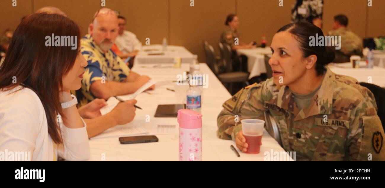 L'Armée américaine employé civil, Jeannette Ranion, gauche, et le lieutenant-colonel Letsy Perez-Marsden, tant avec la 25e Division d'infanterie, G-8, discuter de sujets couverts au cours de l'armée américaine Pacific G-8 conférence de synchronisation à partir de Avril 20-21, 2017 à Fort Shafter, HI. USARPAC G-8 conférence de synchronisation est conçu pour apporter aux gestionnaires financiers du Pacifique pour discuter des enjeux actuels et futurs, d'établir des partenariats et d'équipe nécessaire pour bâtir une solide et cohérente de la gestion des recours du Pacifique. (U.S. Photo de l'armée de Victor Guzman) Banque D'Images