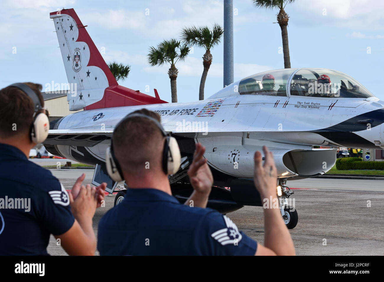 U.S. Air Force Thunderbirds professionnels d'entretien des signaux à main change comme le lieutenant-colonel Kevin Walsh, officier des opérations et pilote de Thunderbird 7, le Tyndall taxis flightline le 20 avril 2017. L'objectif de la côte du golfe du salut est que les familles quitter avec une expérience d'une vie et à une meilleure compréhension de Tyndall, la mission et les aviateurs qui faire se produire chaque jour. L'exposition comportait la Air Force Thunderbirds, l'équipe de démonstration de F-22, P-51 Mustang, zéros japonais et plus encore. (U.S. Air Force photo par un membre de la 1ère J. Isaïe Soliz/libérés) Banque D'Images