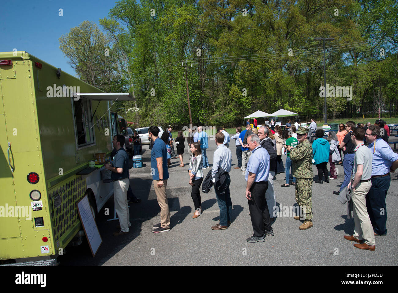 Les employés de Naval Surface Warfare Center, Carderock ligne de division jusqu'au déjeuner de camions de nourriture qui a visité le campus de Bethesda de l'Ouest dans le cadre de la commande le jour de la Terre fête annuelle du 20 avril 2017. (U.S. Photo par Marine Q. Dustin Diaz/libérés) Banque D'Images