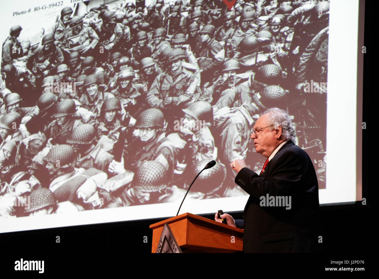 Le Dr Roger M. Loria, professeur à l'Université Virginia Commonwealth Medical College, discute de son histoire pendant l'Holocauste Cérémonie du Souvenir au Joint Base Langley-Eustis, en Virginie, le 21 avril 2017. M. Loria est un survivant de l'Holocauste avec une grande histoire, et bien que sa vie a commencé dans l'Holocauste, sa vie n'est pas définie par son passé. Banque D'Images