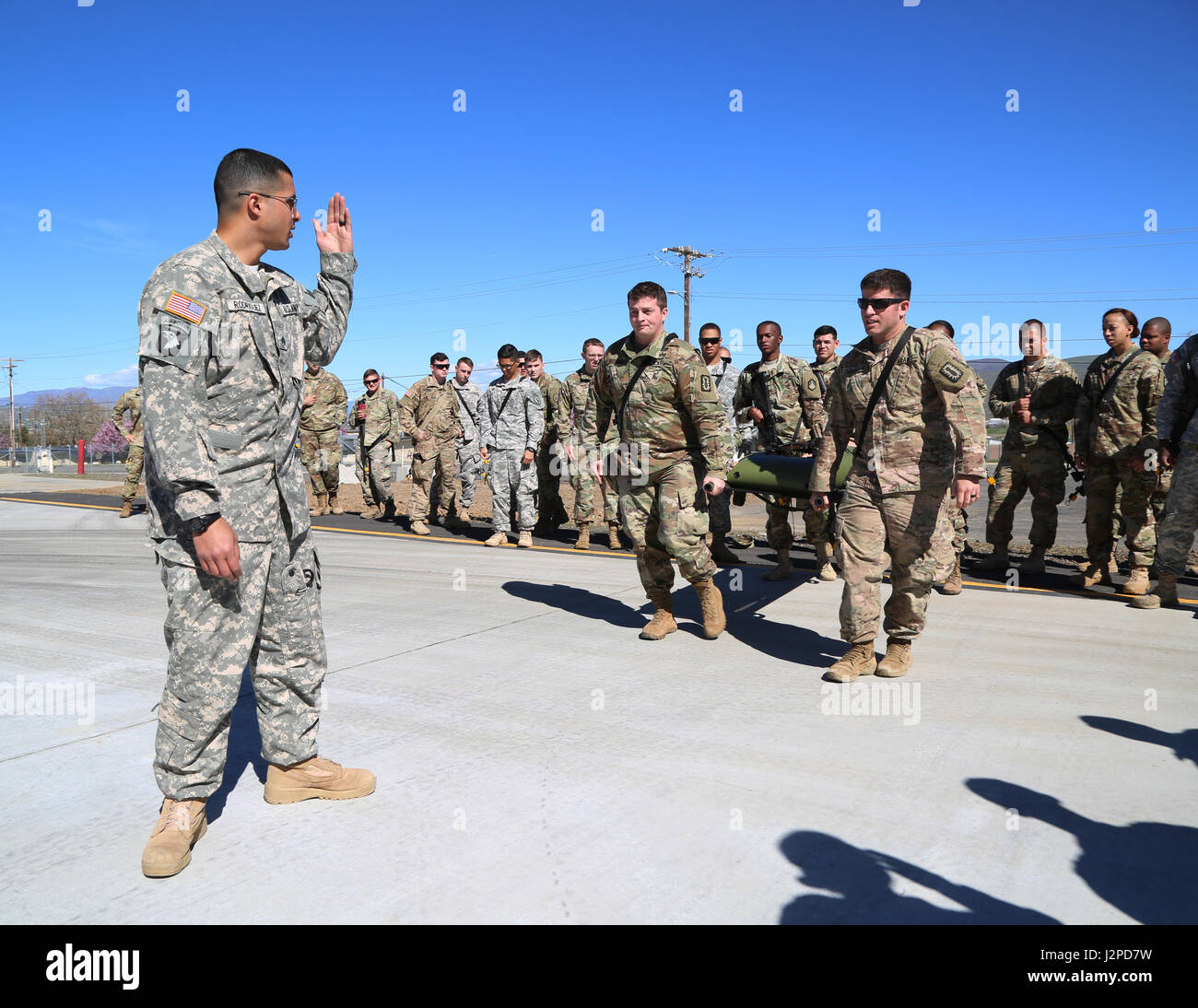 Le sergent de l'armée américaine. Rafael Rodriguez, U.S. Army Air Ambulance Détachement, indique à soldats dans le cours de Dirigeants CBRNE d'aller de l'avant avec le litre au centre de formation de Yakima, Washington, le 21 avril 2017. Le cours de Dirigeants CBRNE est conçu pour créer des leaders capables de s'adapter la lutte contre les menaces chimiques, biologiques, radiologiques, nucléaires, et les dangers à la fois permissif et non permissif l'environnement partout dans le monde. (U.S. Photo de l'armée par le Sgt. Kalie Jones) Banque D'Images