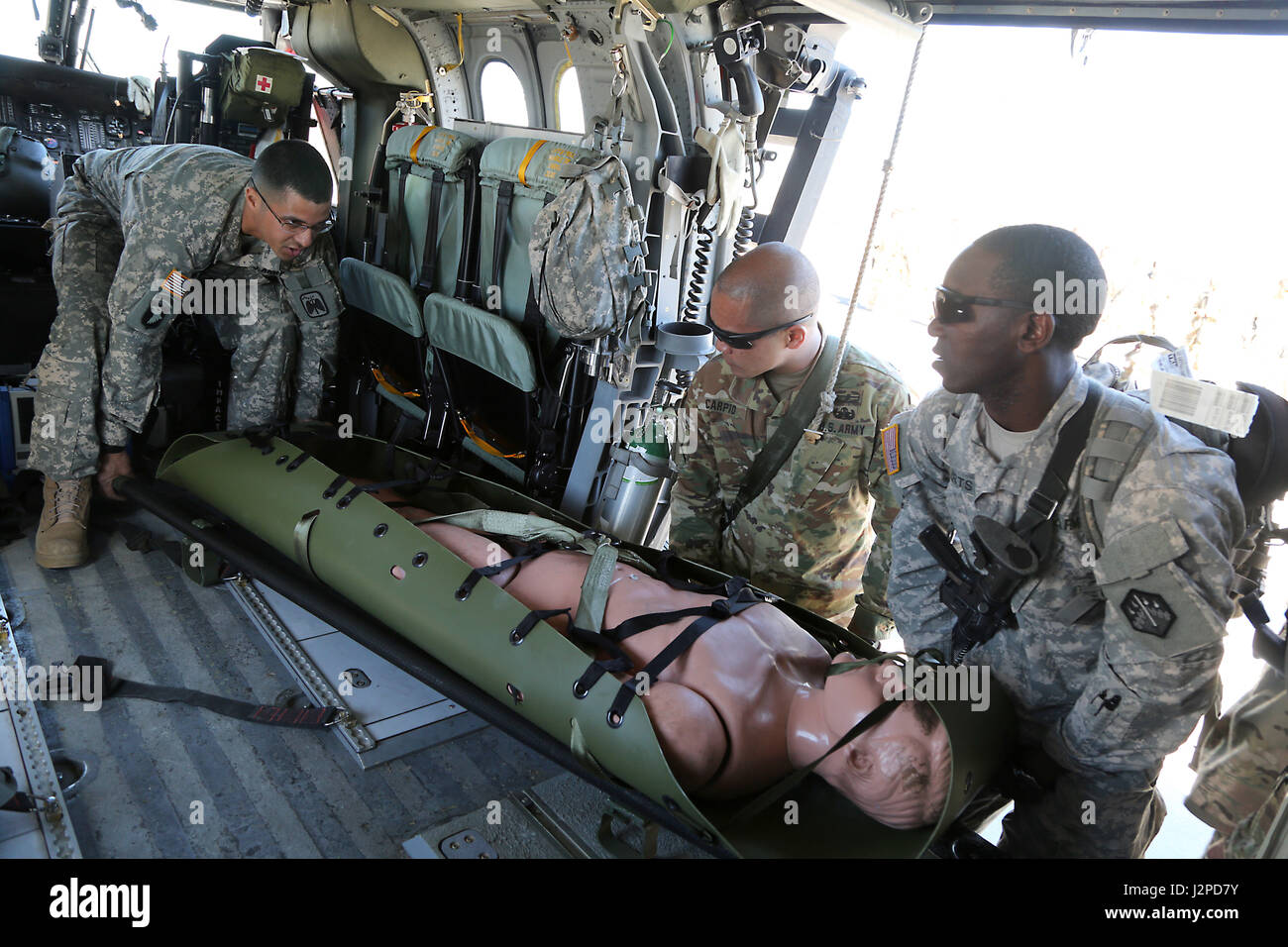 Le sergent de l'armée américaine. Rafael Rodriguez, U.S. Army Air Ambulance Détachement, aide les soldats dans le cours de Dirigeants CBRNE charger un litre au cours de la charge à froid de la formation au Centre de formation de Yakima, Washington, le 21 avril 2017. Le cours de Dirigeants CBRNE est conçu pour créer des leaders capables de s'adapter la lutte contre les menaces chimiques, biologiques, radiologiques, nucléaires, et les dangers à la fois permissif et non permissif l'environnement partout dans le monde. (U.S. Photo de l'armée par le Sgt. Kalie Jones) Banque D'Images