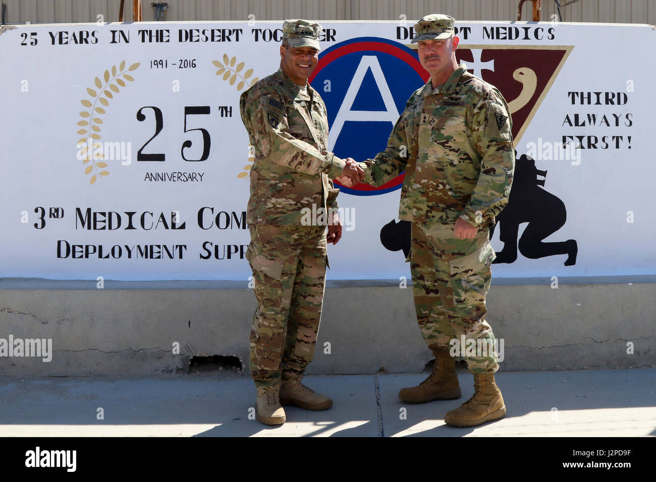 Le lieutenant-général Michael Garrett, général commandant de l'armée américaine et central, le général William Lee, commandant général du 3ème commandement médical (Support de déploiement) posent au cours d'une brève visite du site d'une fresque peinte pour célébrer 25 ans de partenariat entre les deux commandes, le 21 avril au Camp comme Sayliyah. Le 3ème commandement médical fournit des soldats ARCENT avec accès à une variété de capacités spécialisées pendant le déploiement, tels que les hôpitaux de soutien au combat, la technologie des rayons x, de la médecine dentaire, chirurgiens, et les vétérinaires. (U.S. Photo de l'armée par le Sgt. Bethany Huff, ARCENT Public Affairs) Banque D'Images