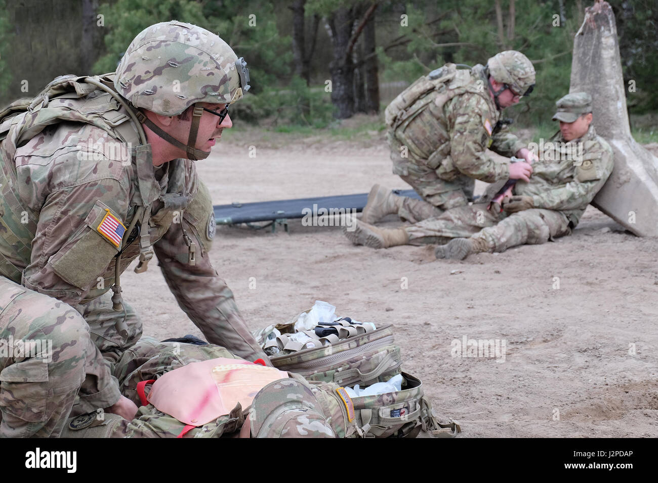 La CPS. Bryce Britton et le Sgt. Frank Romanowski, Battle Group Pologne medecins, traiter les blessés dans le cadre de leur formation en intervention d'urgence près de Bemowo Piskie 21 avril. Les exercices de répétition de la bataille de l'aide du personnel médical de Groupe d'identifier et de réduire les temps de garde et de transport des blessés. (Photo de l'Armée américaine par la CPS. Kevin Wang/libérés) Banque D'Images