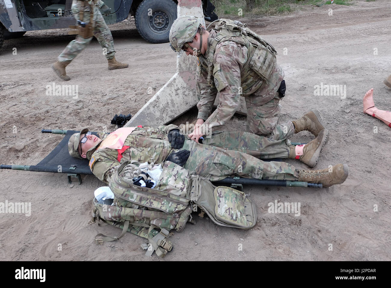 Pologne Groupe de combat medic, SPC. Bryce Britton, applique un garrot sur un accident survenu au cours de la formation en intervention d'urgence près de Bemowo Piskie 21 avril. La formation a pour but d'aider le groupe tactique de l'équipe médicale d'identifier et de réduire les temps de garde et de transport des blessés. (U.S photo de la CPS. Kevin Wang/libérés) Banque D'Images