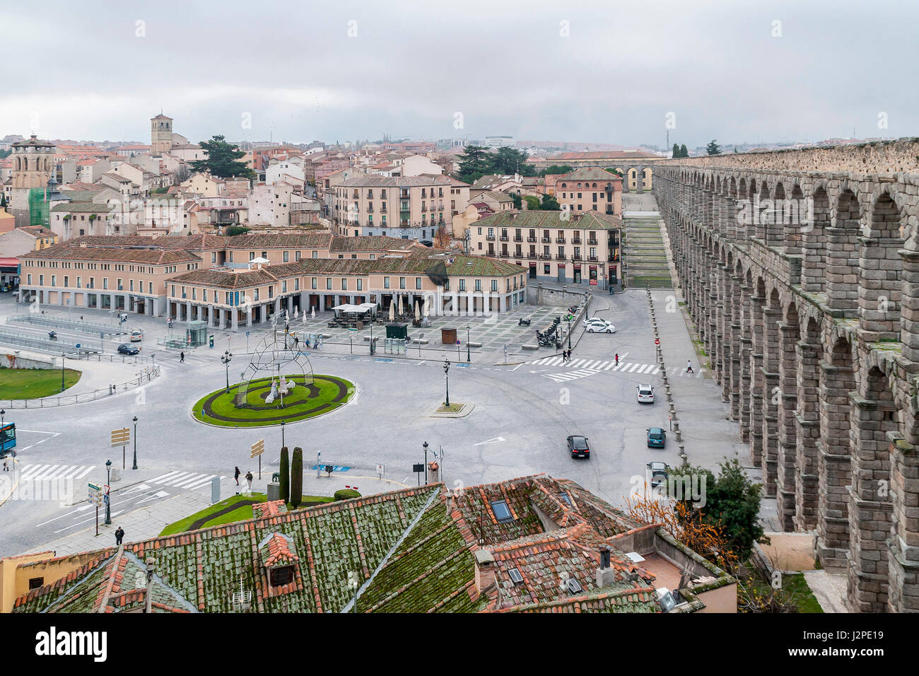 Plaza de la Artillería con la Iglesia de San Justo y de El Salvador desde el acueducto de Segovia, Castilla León, España. Banque D'Images