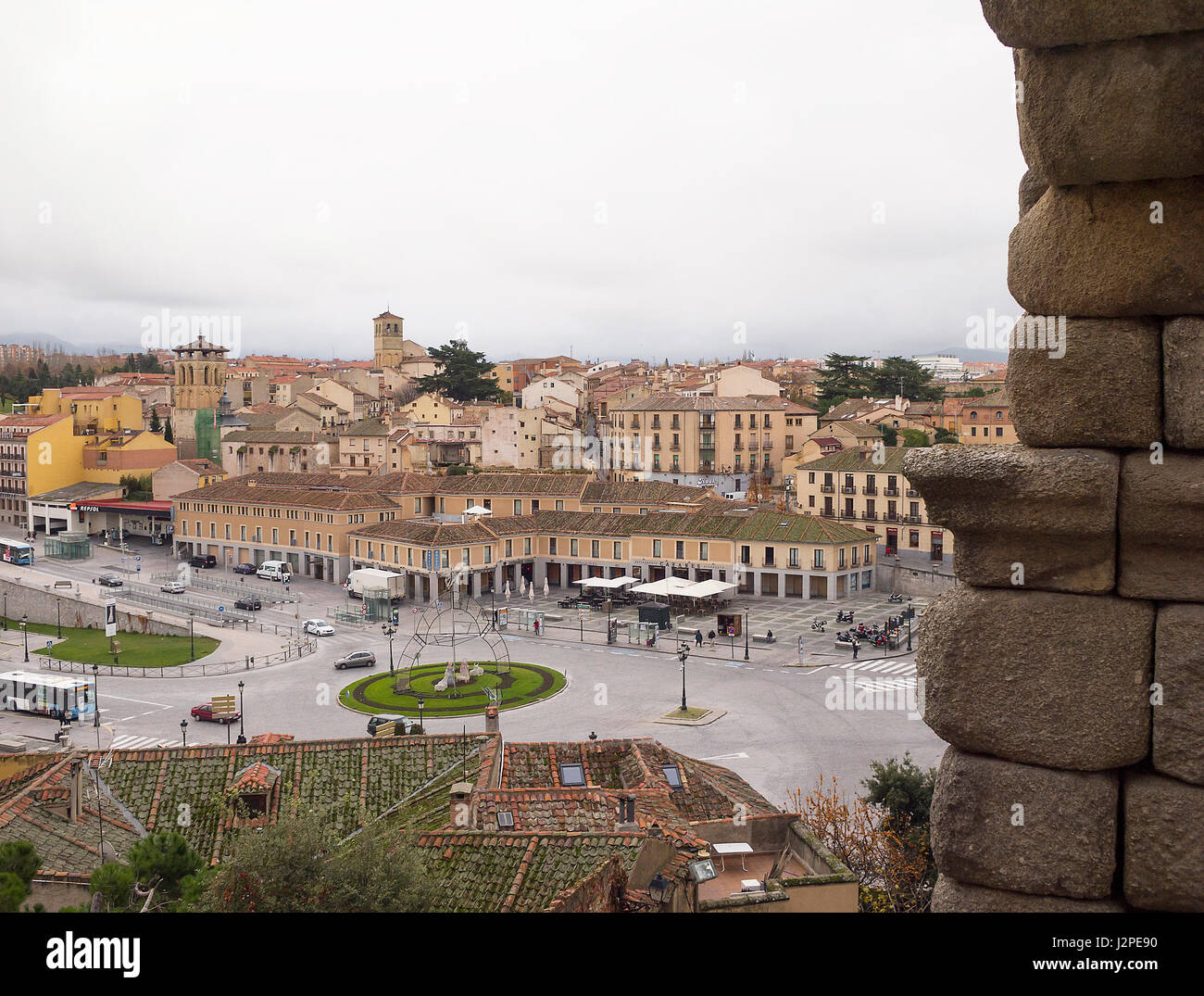 Plaza de la Artillería con la Iglesia de San Justo y de El Salvador desde el acueducto de Segovia, Castilla León, España. Banque D'Images