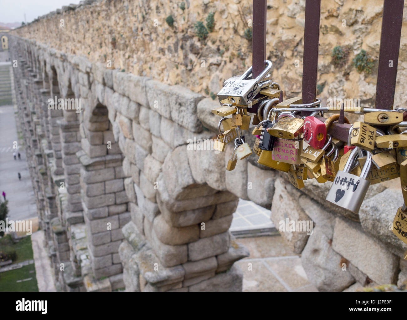 Candados de amor en el Mirador de la parte superior del Acueducto de Segovia, Castilla León, España. Banque D'Images