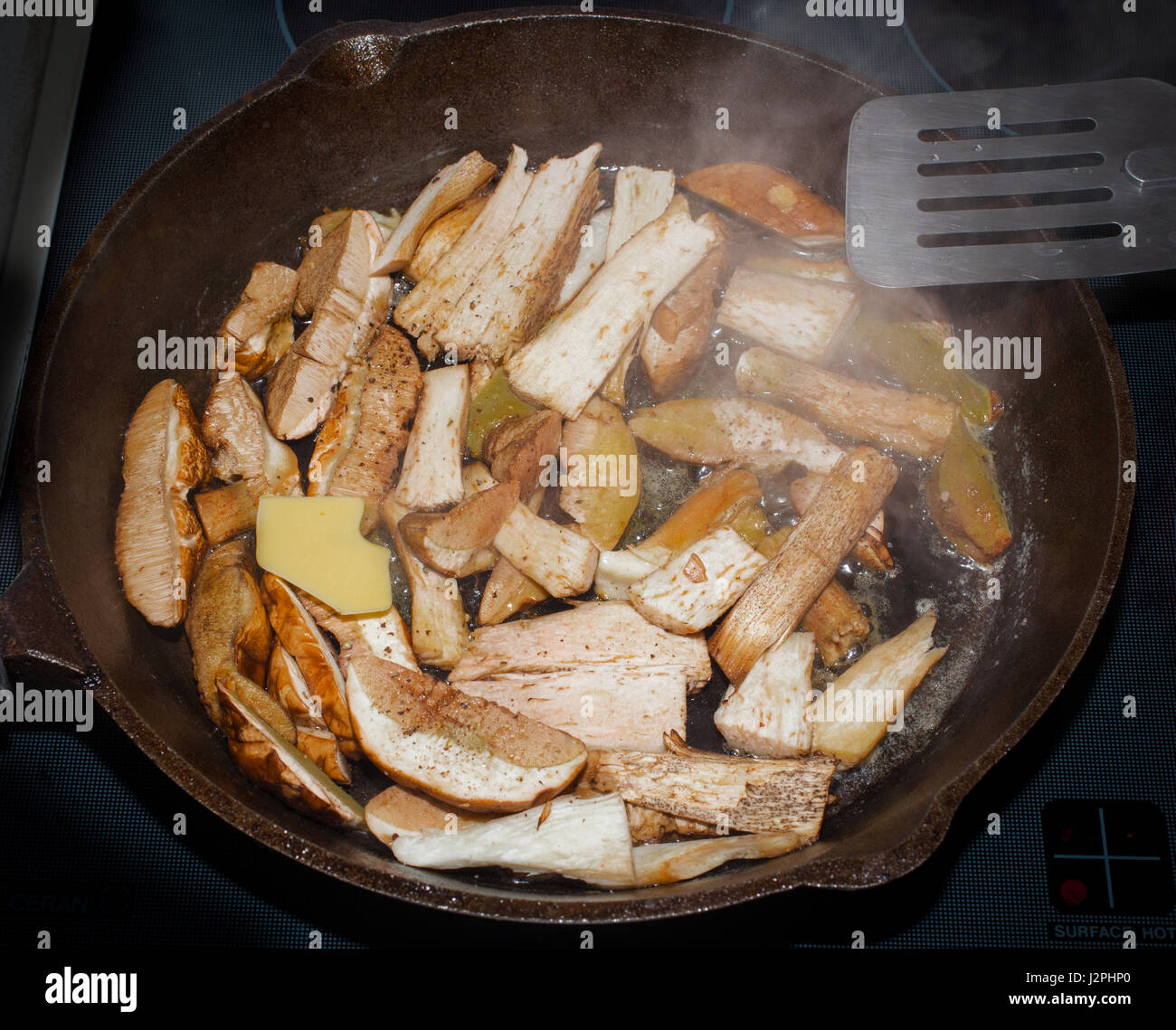 Bouleau les bolets et cèpes (Boletus edulis : aka Cèpes). Sautés dans du beurre, dans une poêle, et assaisonnés de sel et poivre. Banque D'Images