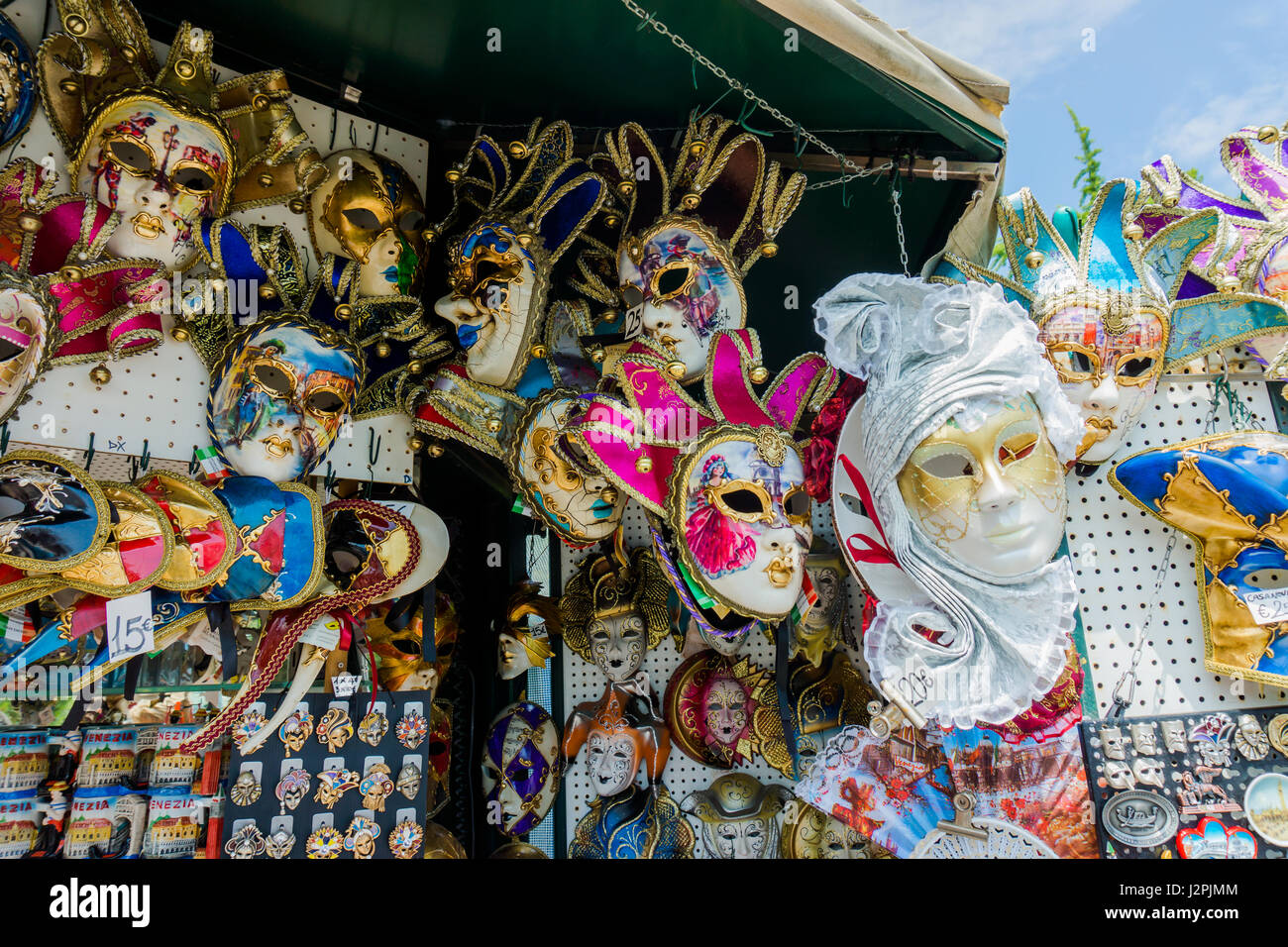 Divers masques vénitiens en vente sur masques artistiques colorées . Le Carnaval de Venise Banque D'Images