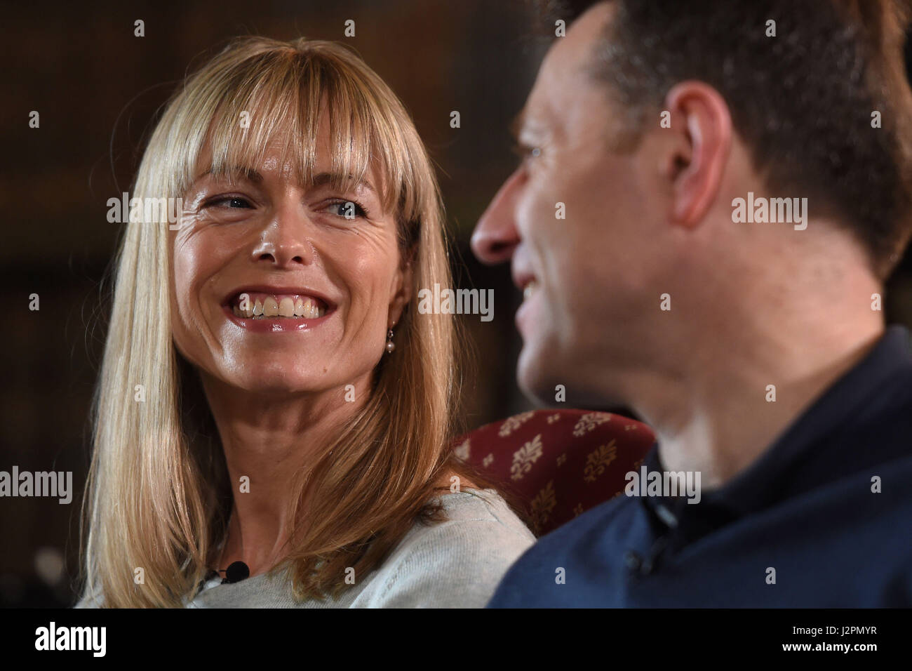 Kate et Gerry McCann, dont la fille Madeleine a disparu d'un appartement de vacances au Portugal il y a dix ans, lors d'un entretien avec la BBC, et Fiona Bruce à Prestwold Hall à Loughborough. Banque D'Images