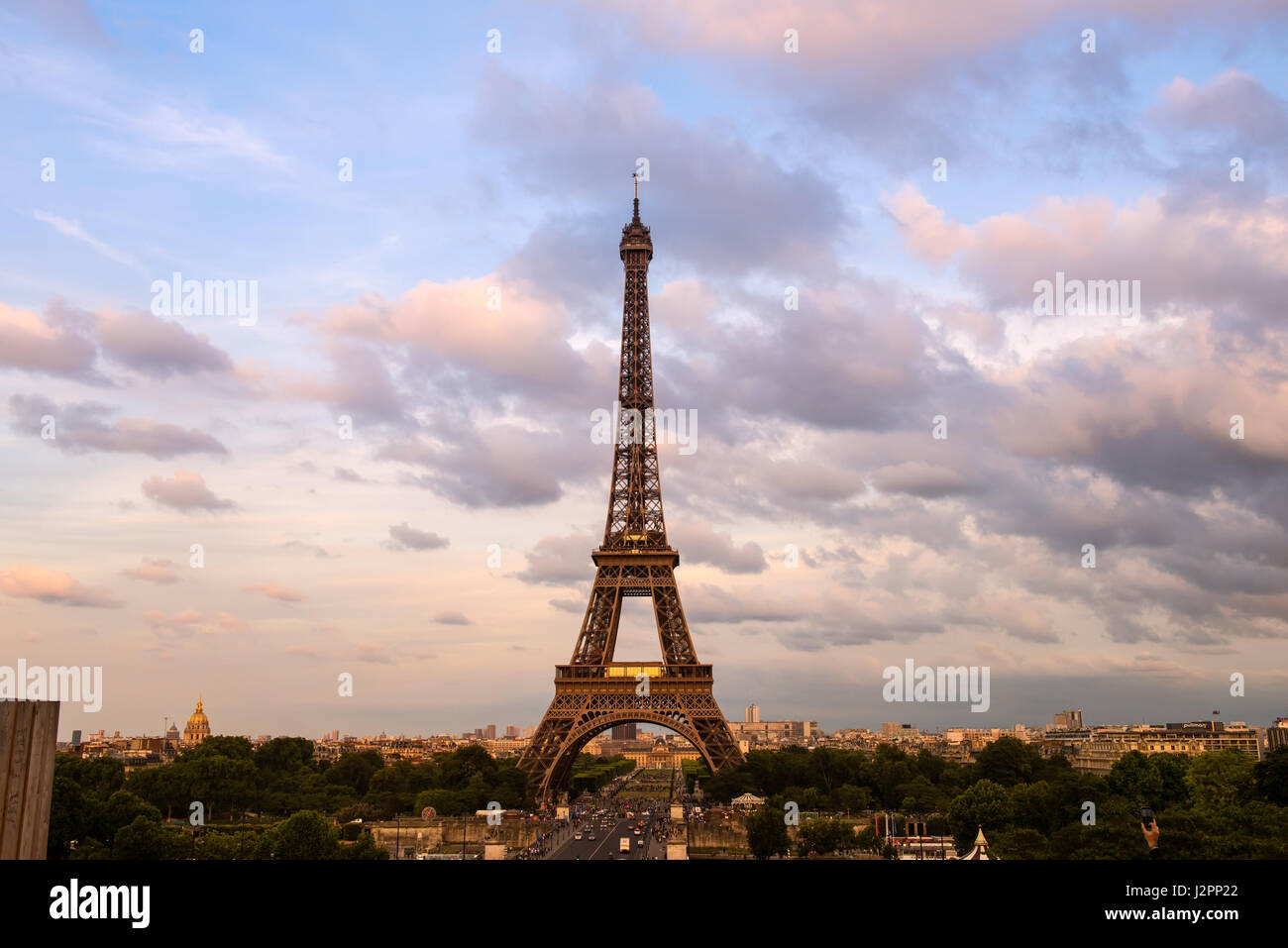 Tour Eiffel aux couleurs du crépuscule rose Paris Banque D'Images