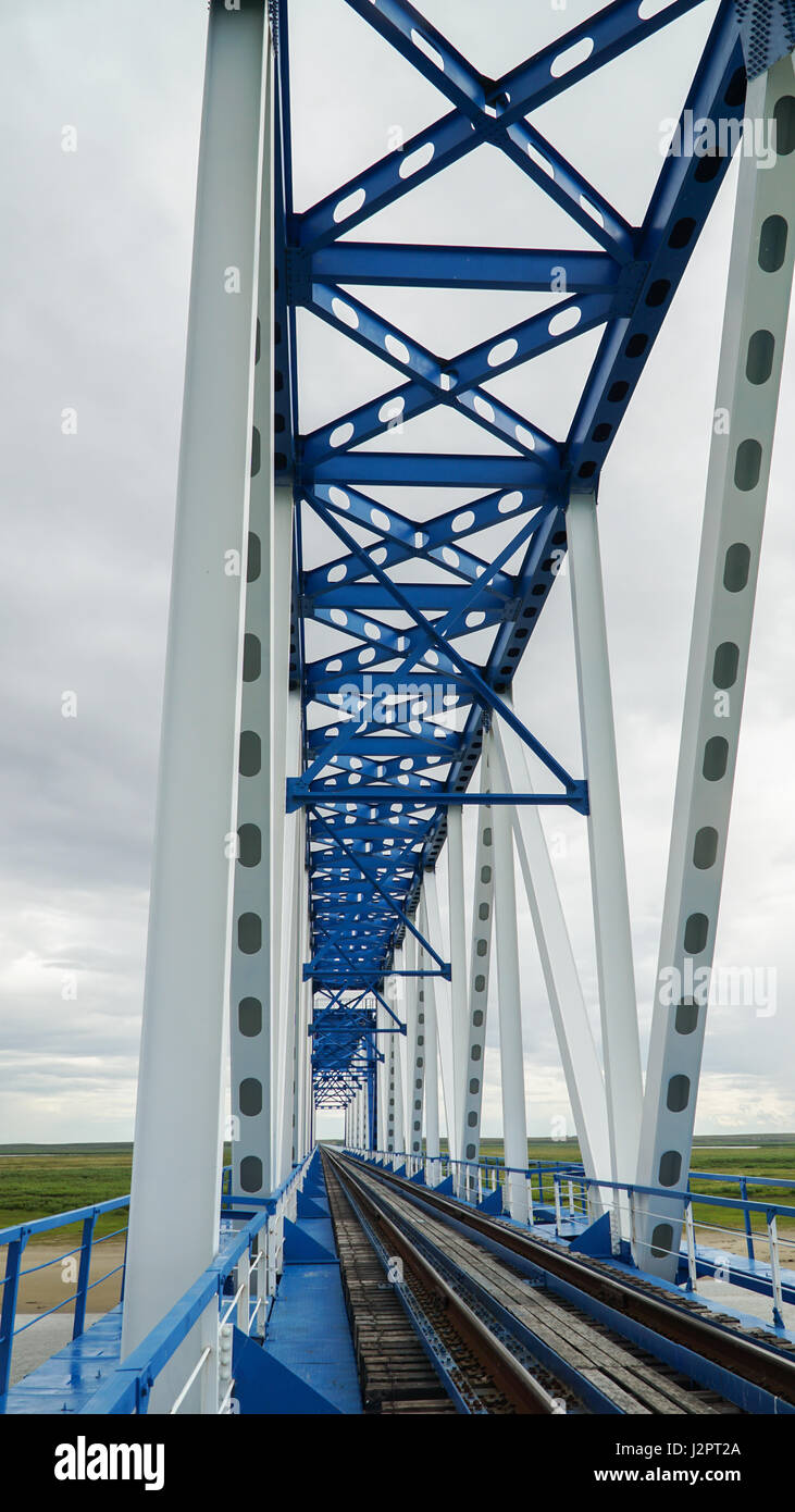 Pont de chemin de fer à travers le Yuribey River sur la péninsule de Yamal, avec une longueur de 3,9 kilomètres. Est le plus long pont du monde au-dessus de l'EC de l'Arctique Banque D'Images