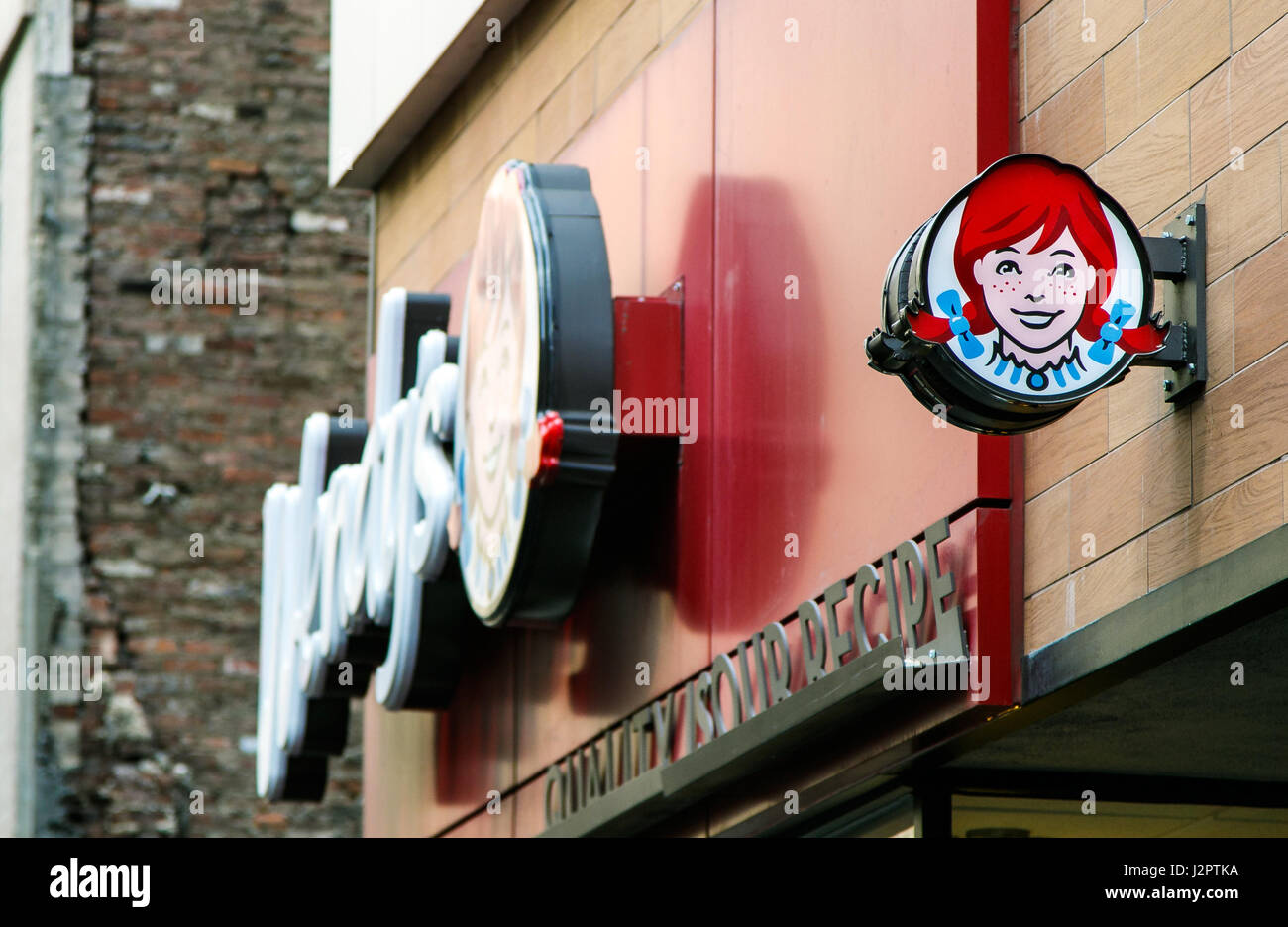 Le signe au-dessus de l'entrée d'un restaurant fast food Wendy's, au centre-ville de Manhattan. Banque D'Images