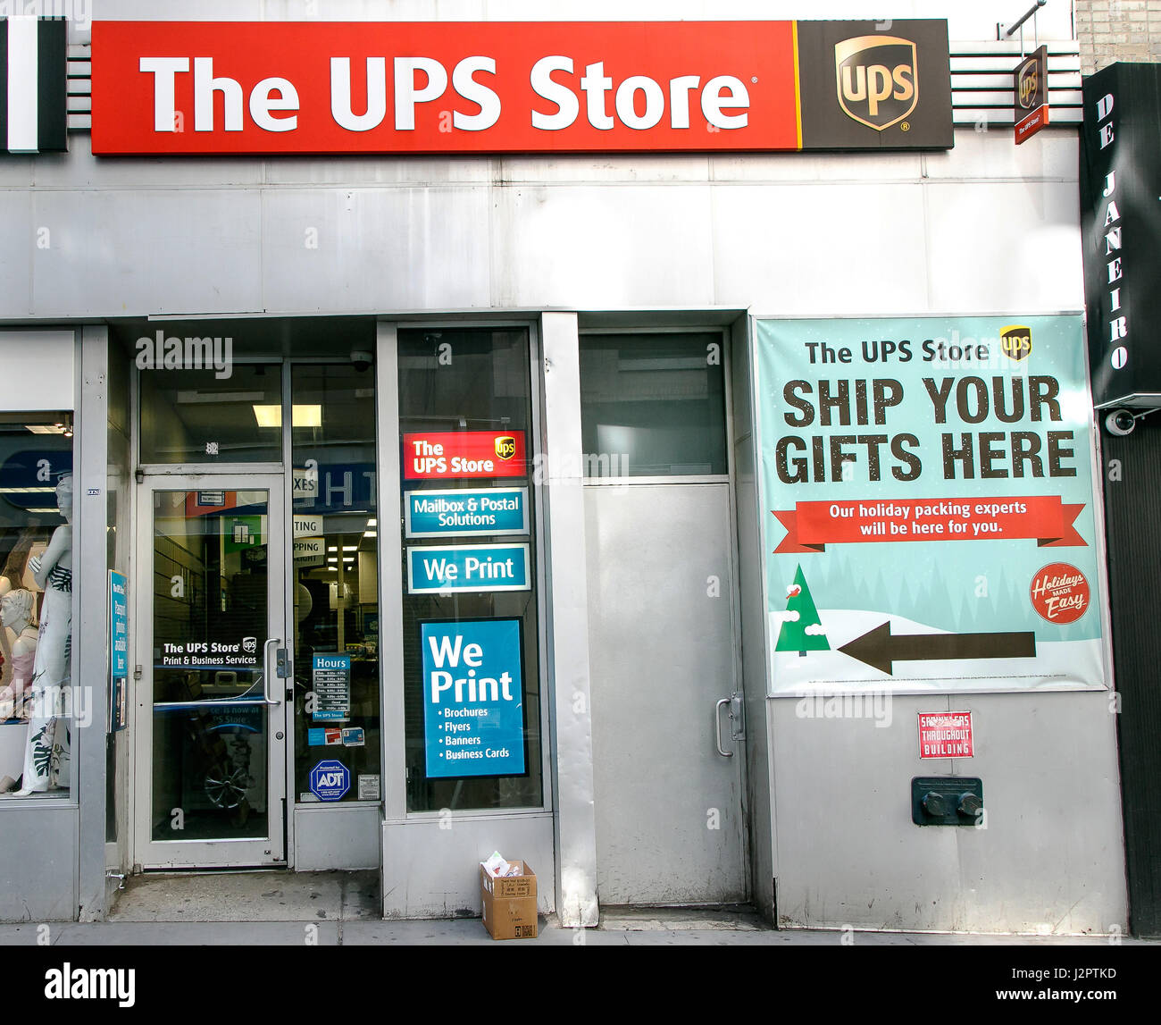 Un magasin UPS dans le centre-ville de Manhattan. Banque D'Images